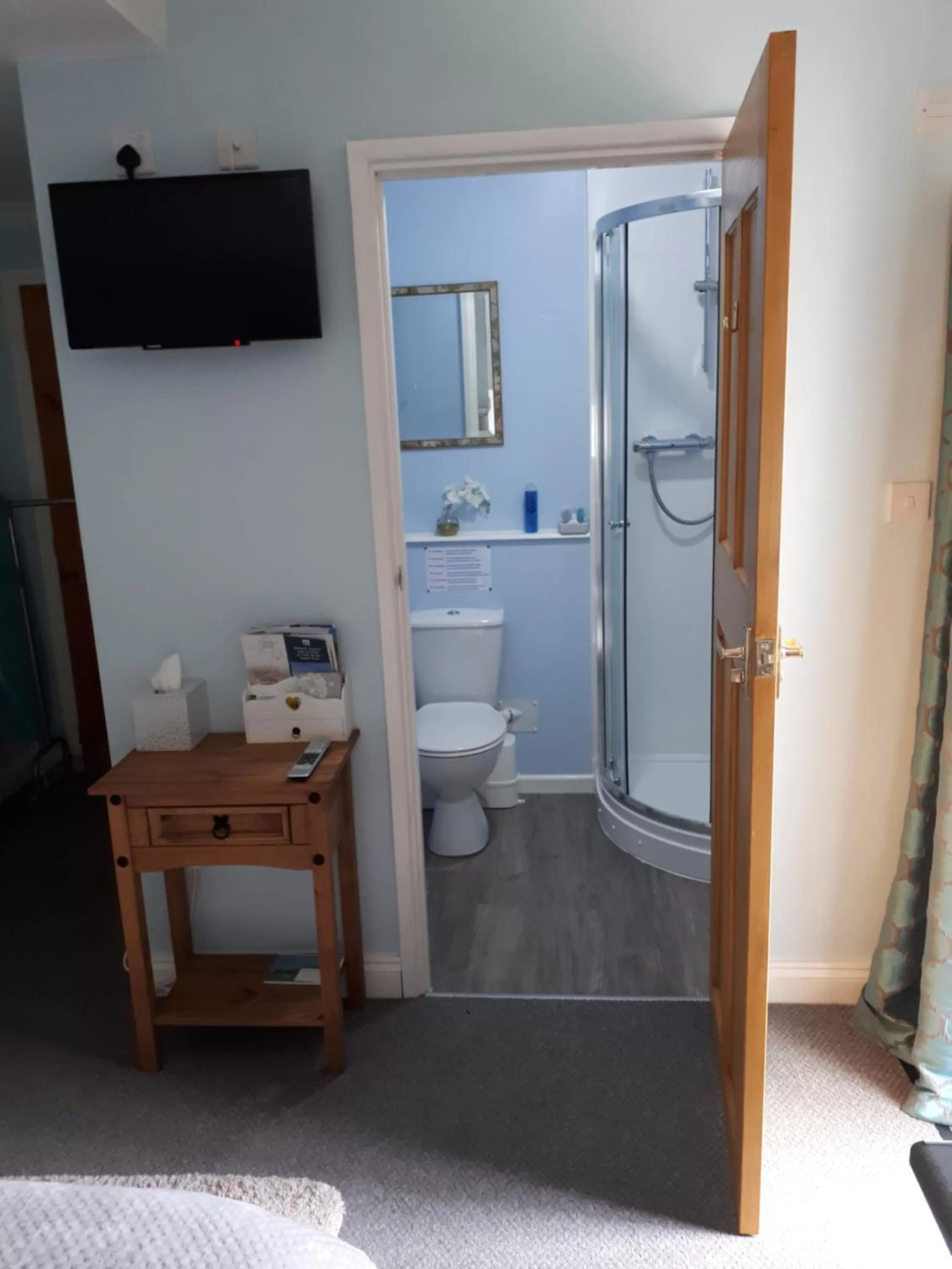 Shower in Santi Bhavana Bed & Breakfast