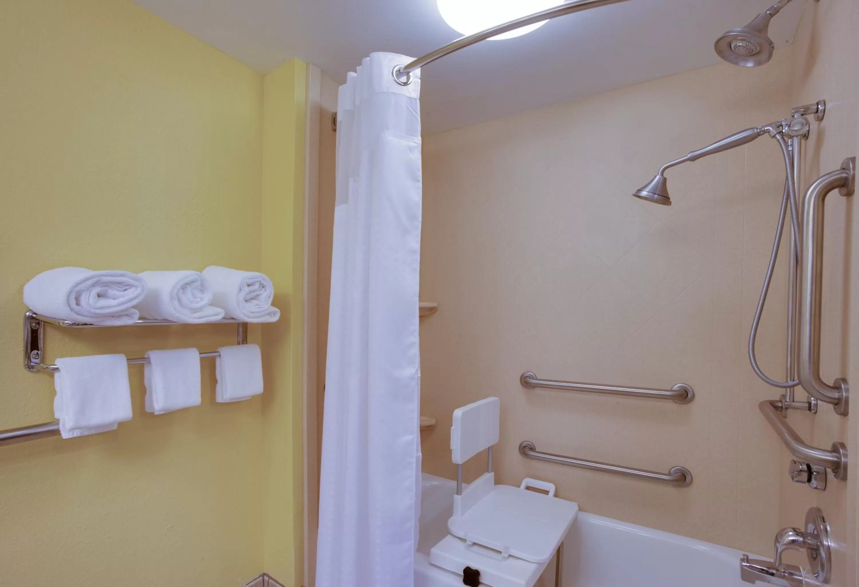 Photo of the whole room in Holiday Inn Express Hotel & Suites Charleston - Northwoods by IHG