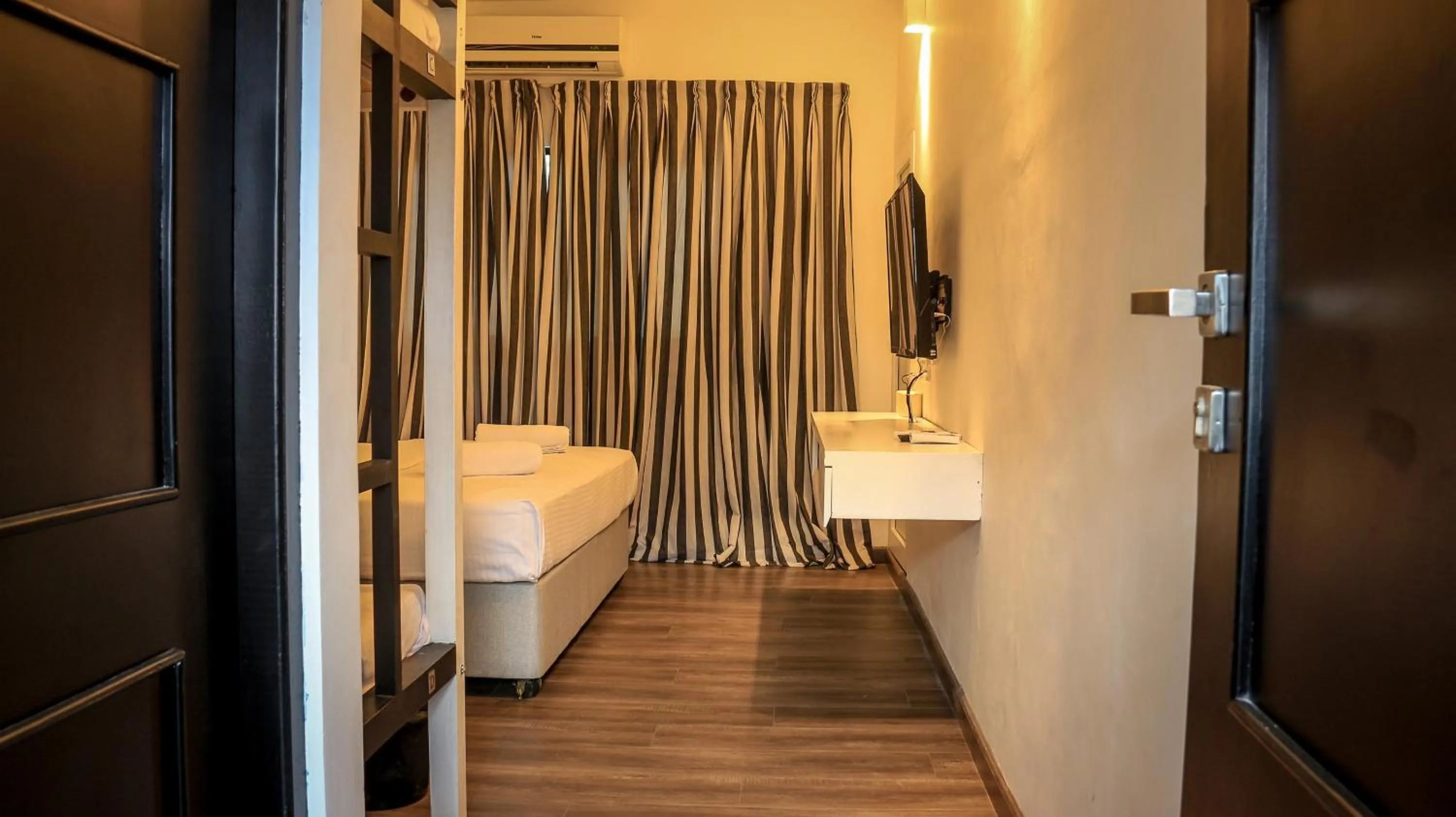 Photo of the whole room in Clock Inn Colombo