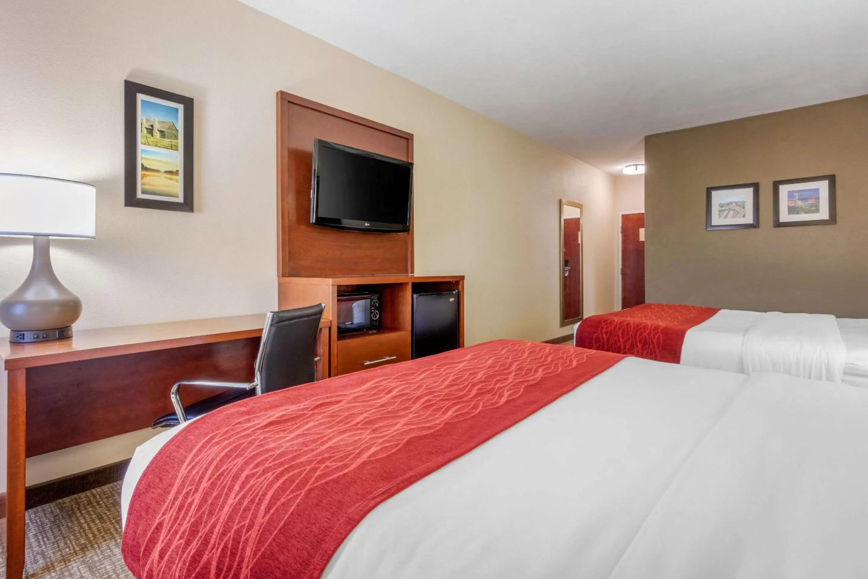 Photo of the whole room, Bed in Comfort Inn Lenoir City-Knoxville