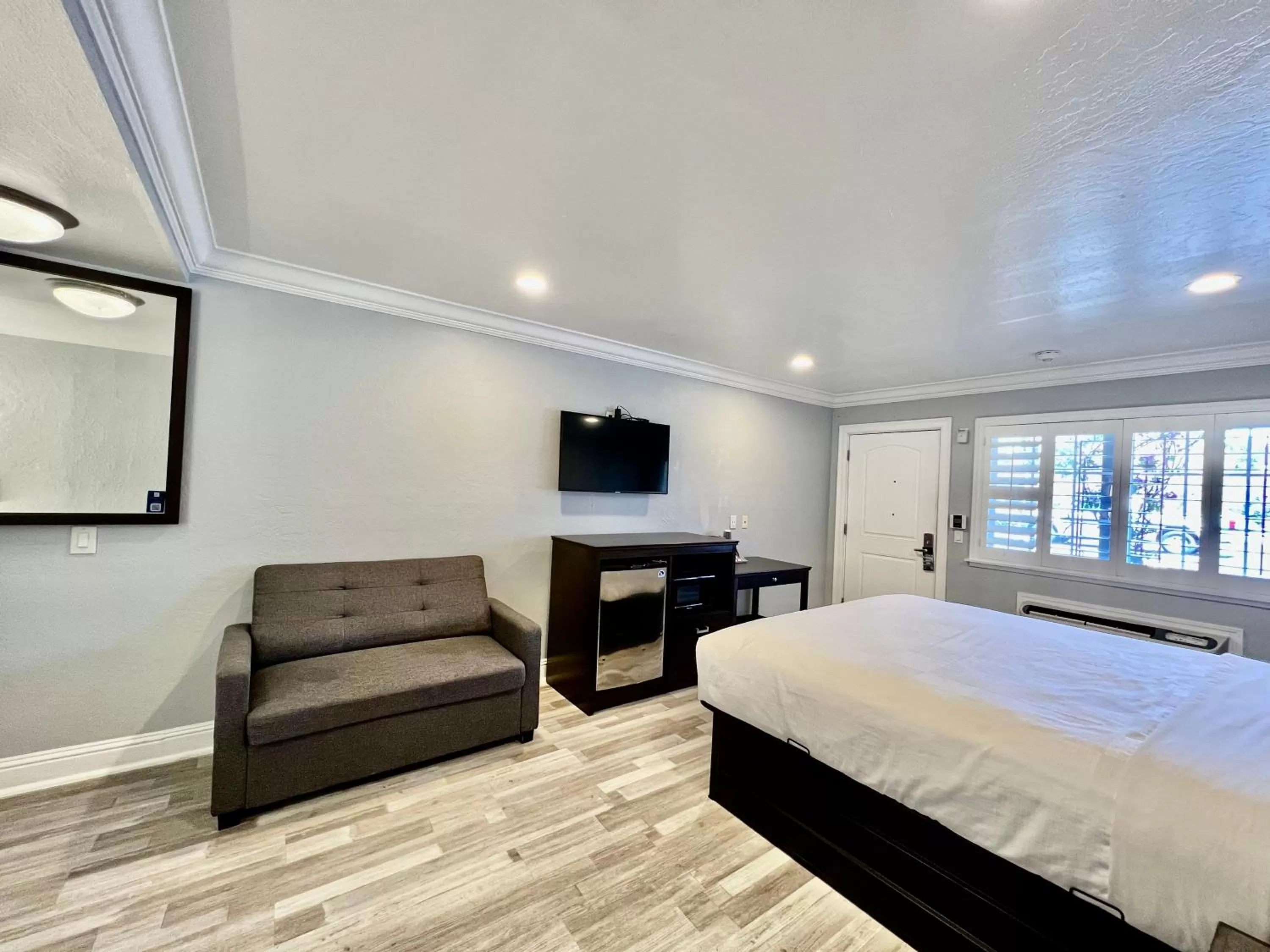 Photo of the whole room, Bed in Aura Inn Monterey