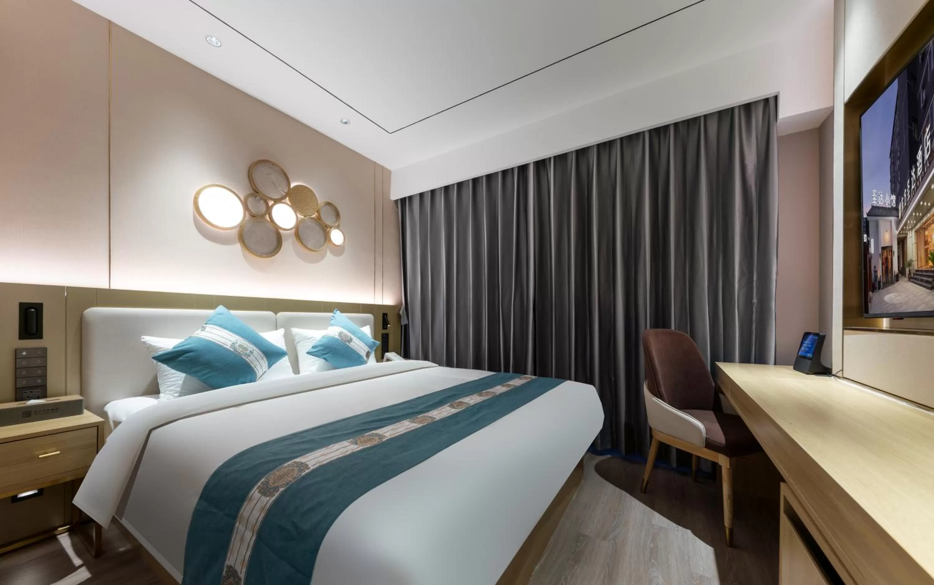 Bed in East Sacred Hotel--Beijing Tiananmen Square ,the Forbidden City,Wangfujing Street,Located in the city center