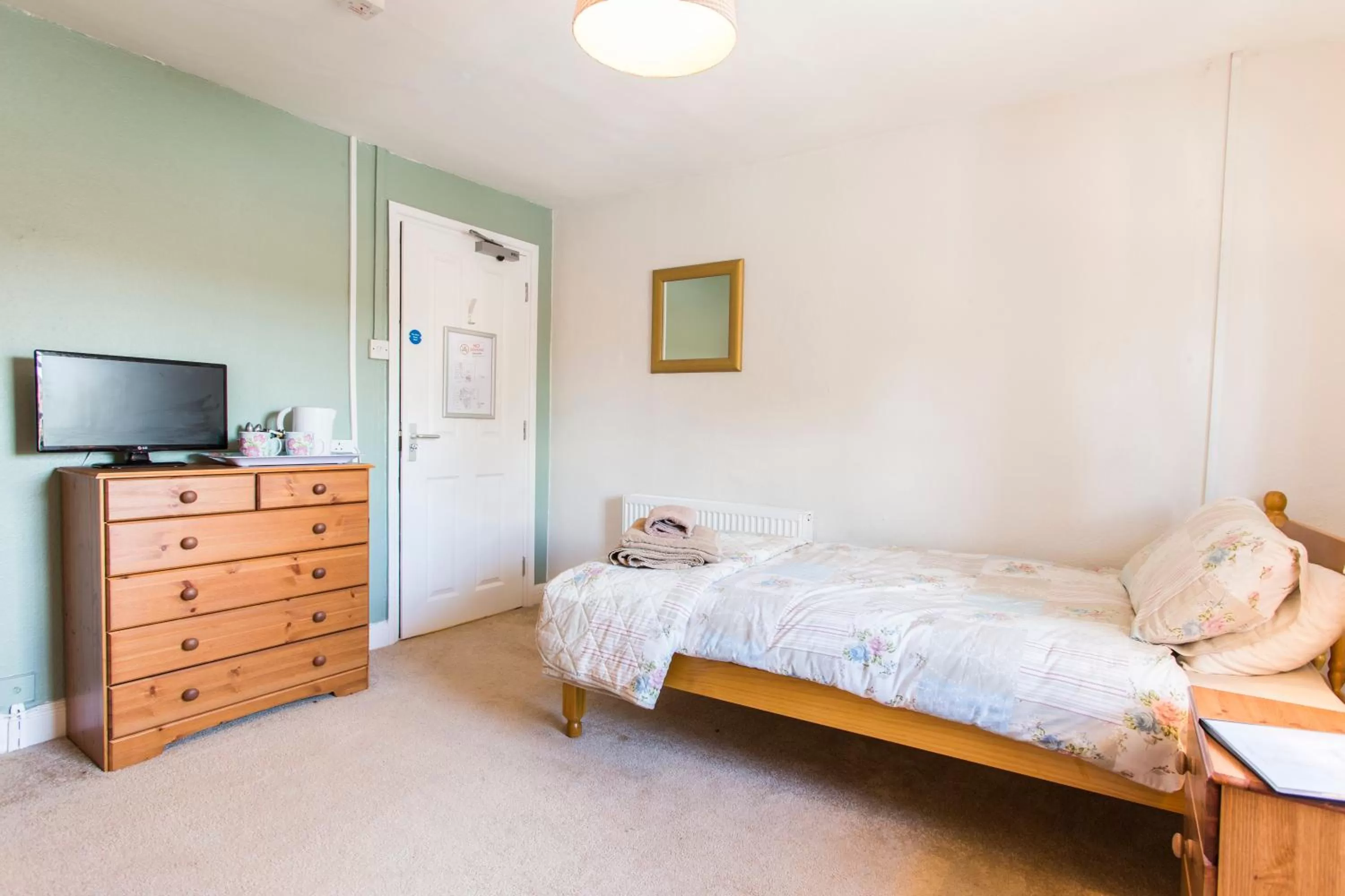 Photo of the whole room, Bed in The Swan