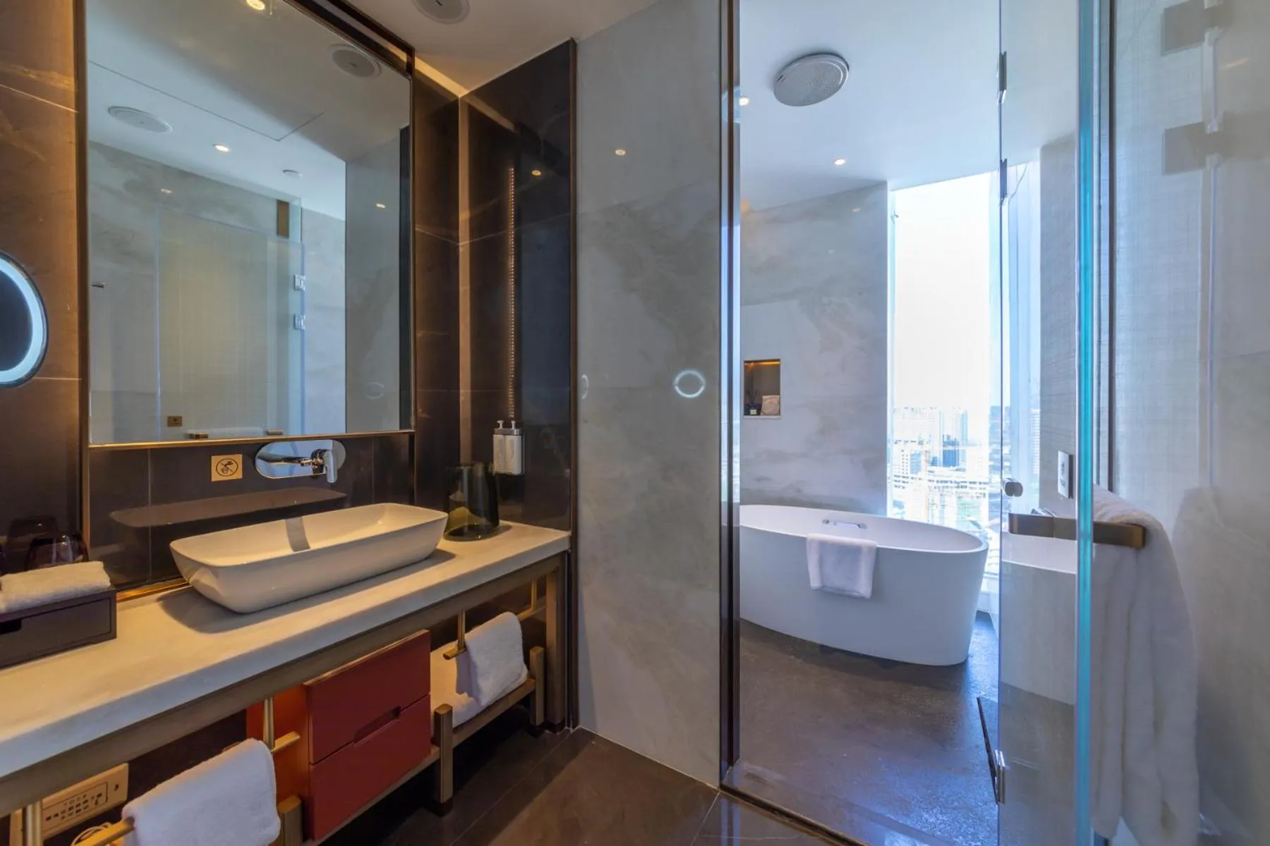 Bathroom in HUALUXE Xi'an Chanba by IHG