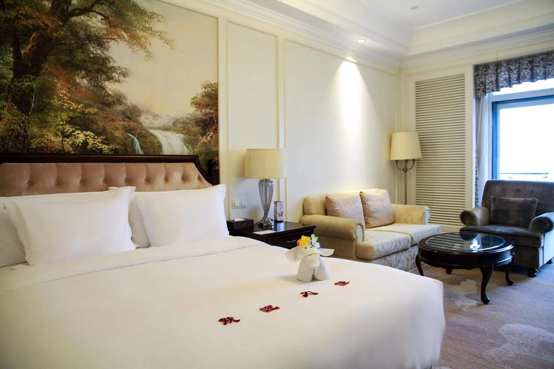 Photo of the whole room, Bed in Crowne Plaza Ocean Spring Resort by IHG