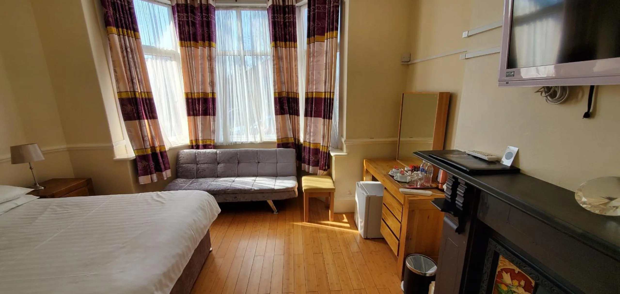 Bedroom, Bed in Diamonds Guest House