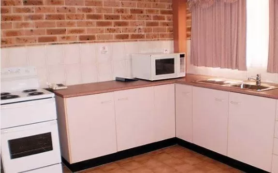 Kitchen or kitchenette in Lake Haven Motor Inn