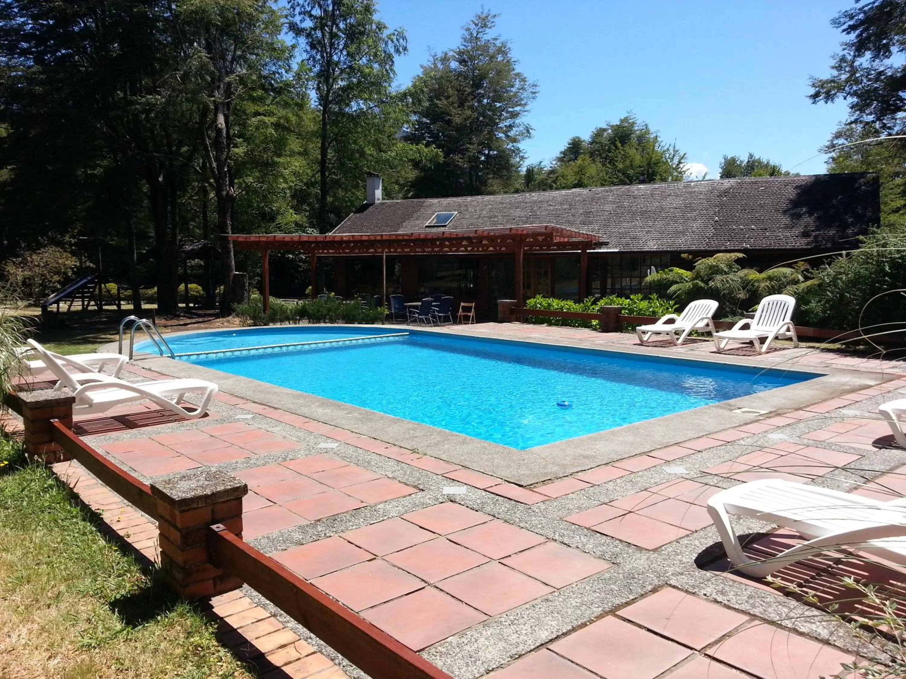 Swimming Pool in Hotel Posada del Río - Parque Metreñehue