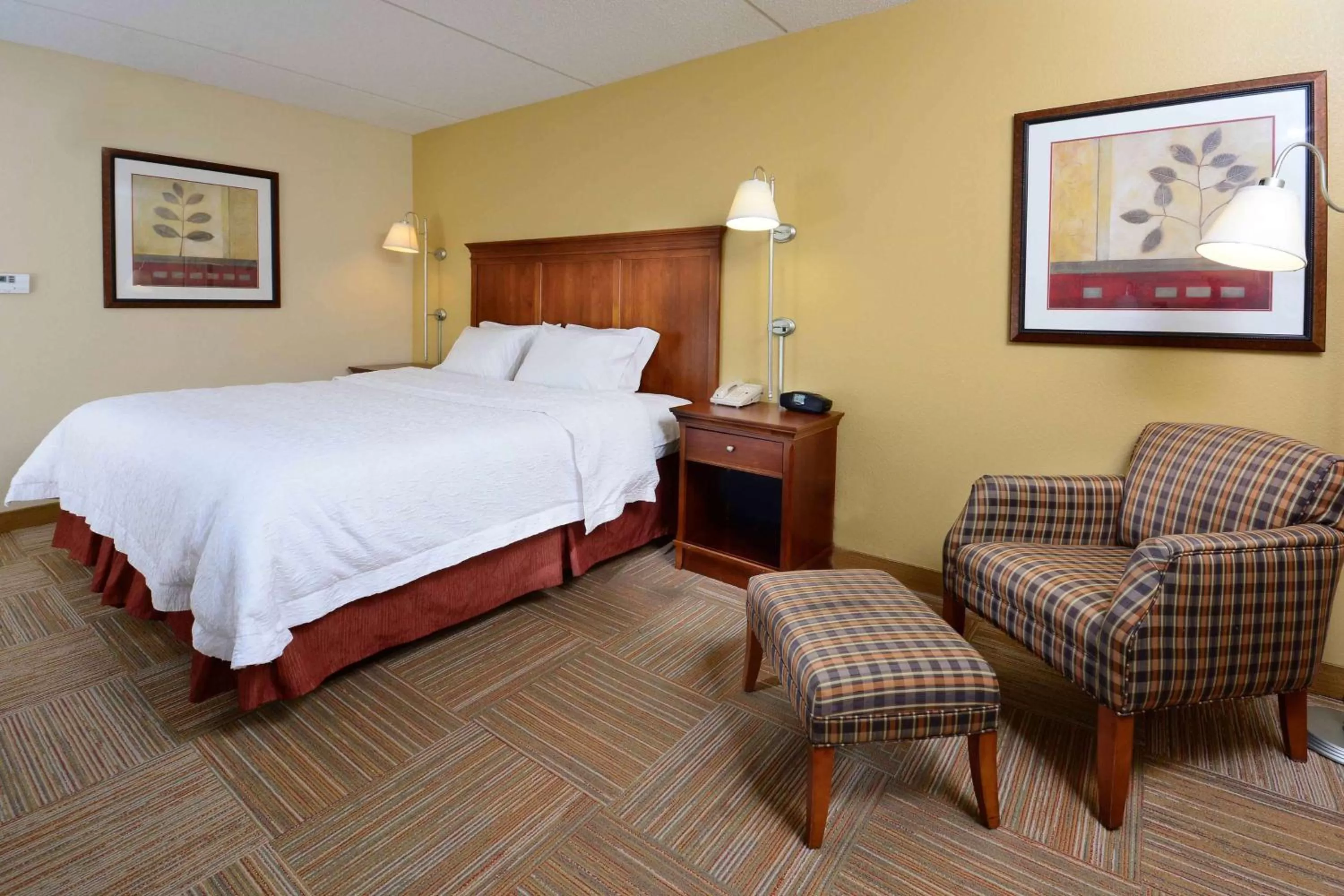 Bed in Hampton Inn Raleigh Capital Blvd North