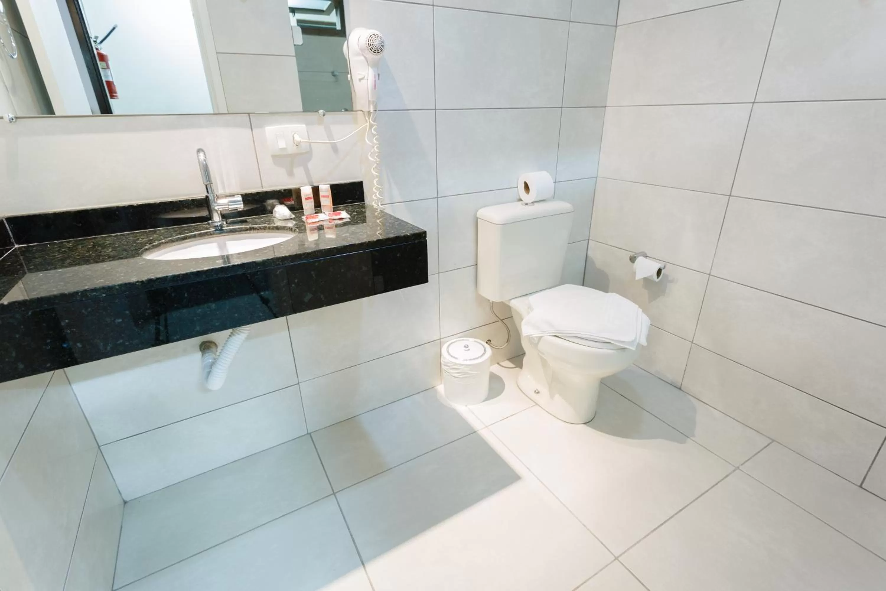 Bathroom in Hotel Sol By MRHotelaria