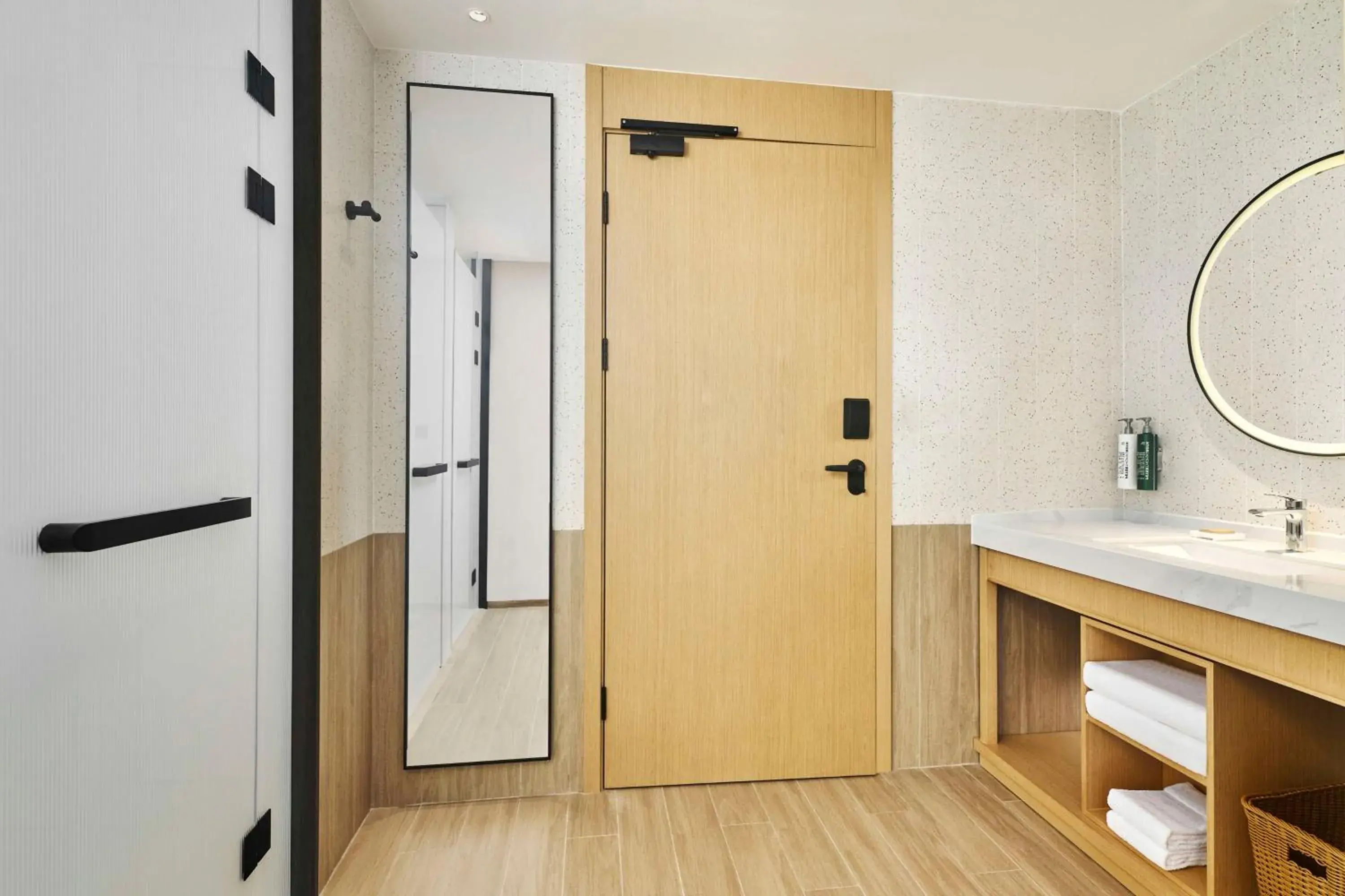 Deluxe King Room with Balcony in Hilton Garden Inn Zhuhai Jinan University Deluxe King Room with Balcony in Hilton Garden Inn Zhuhai Jinan University