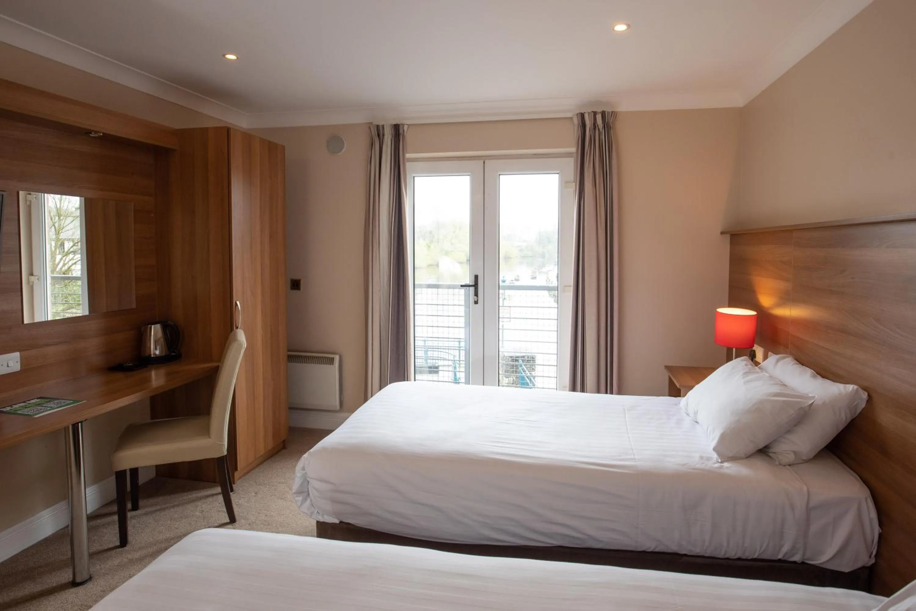 Bedroom, Bed in Riverside Hotel