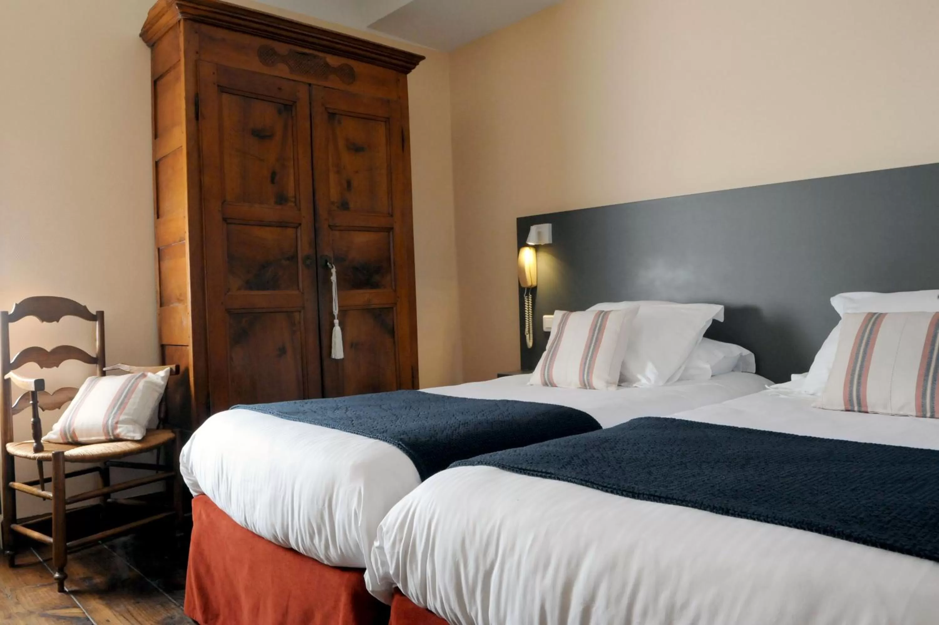 Bed in Logis Hôtel du Chêne