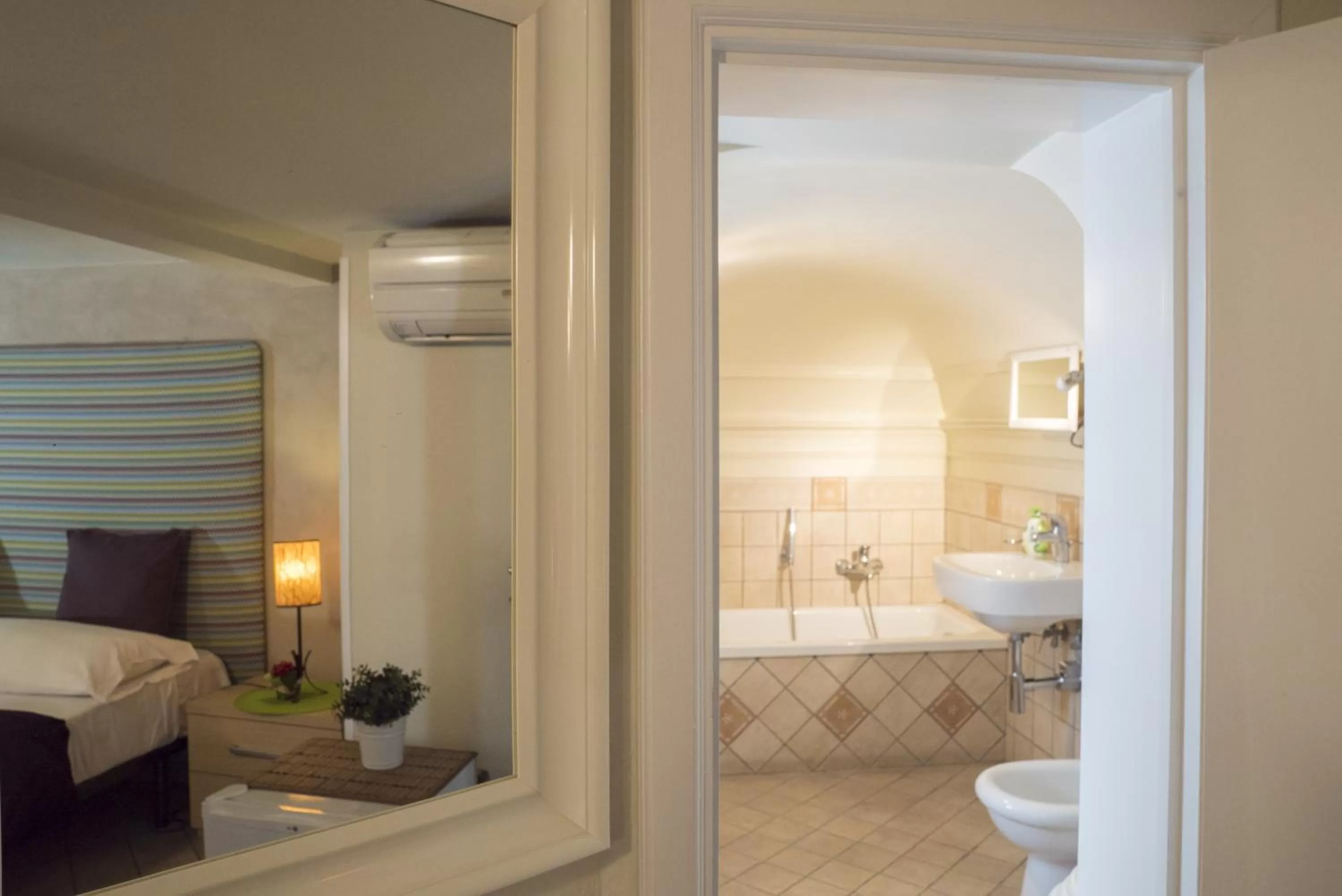 Bathroom, Bed in RossoCorallo B&B