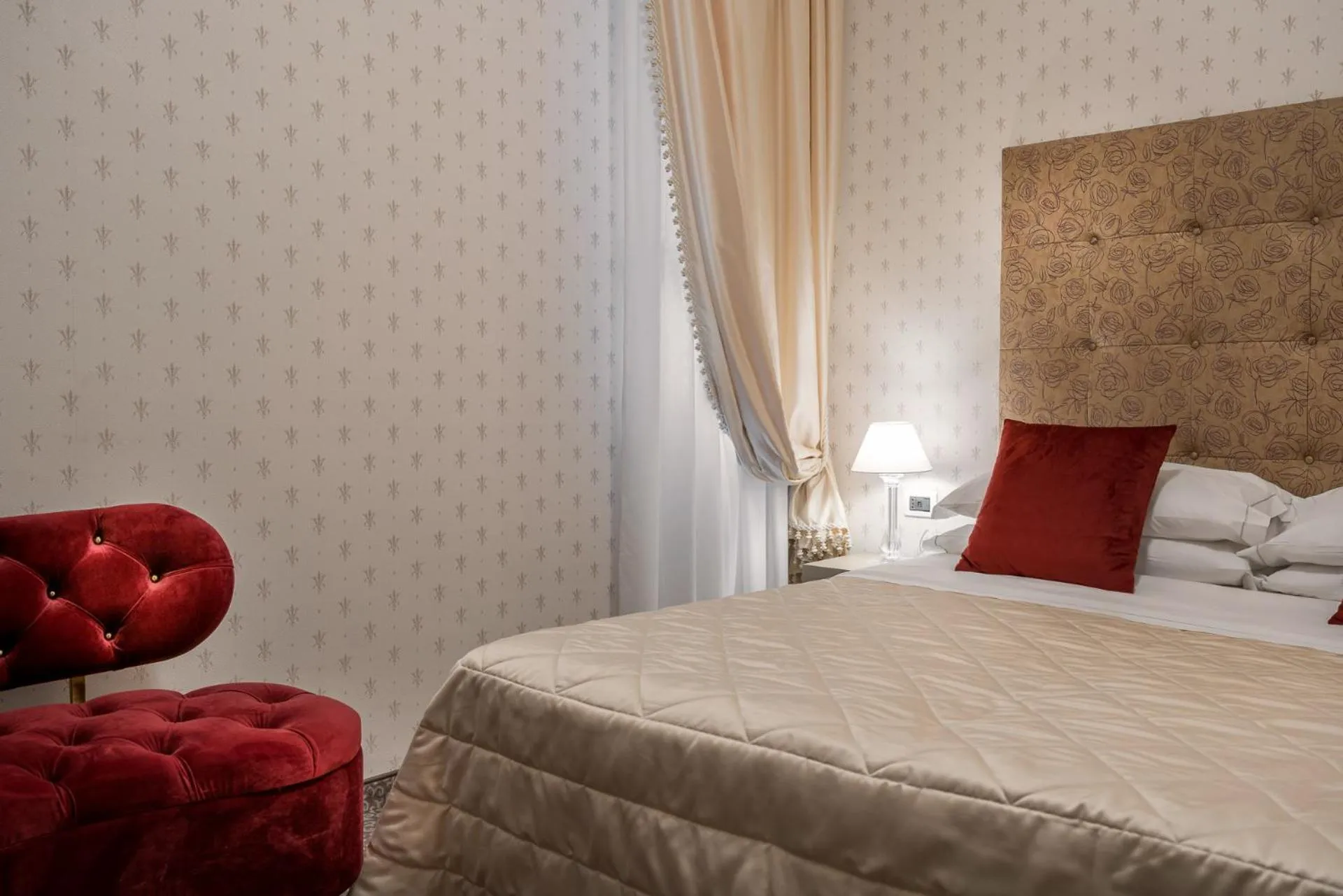 Bed in Albergo Rossini 1936 Small & Charming