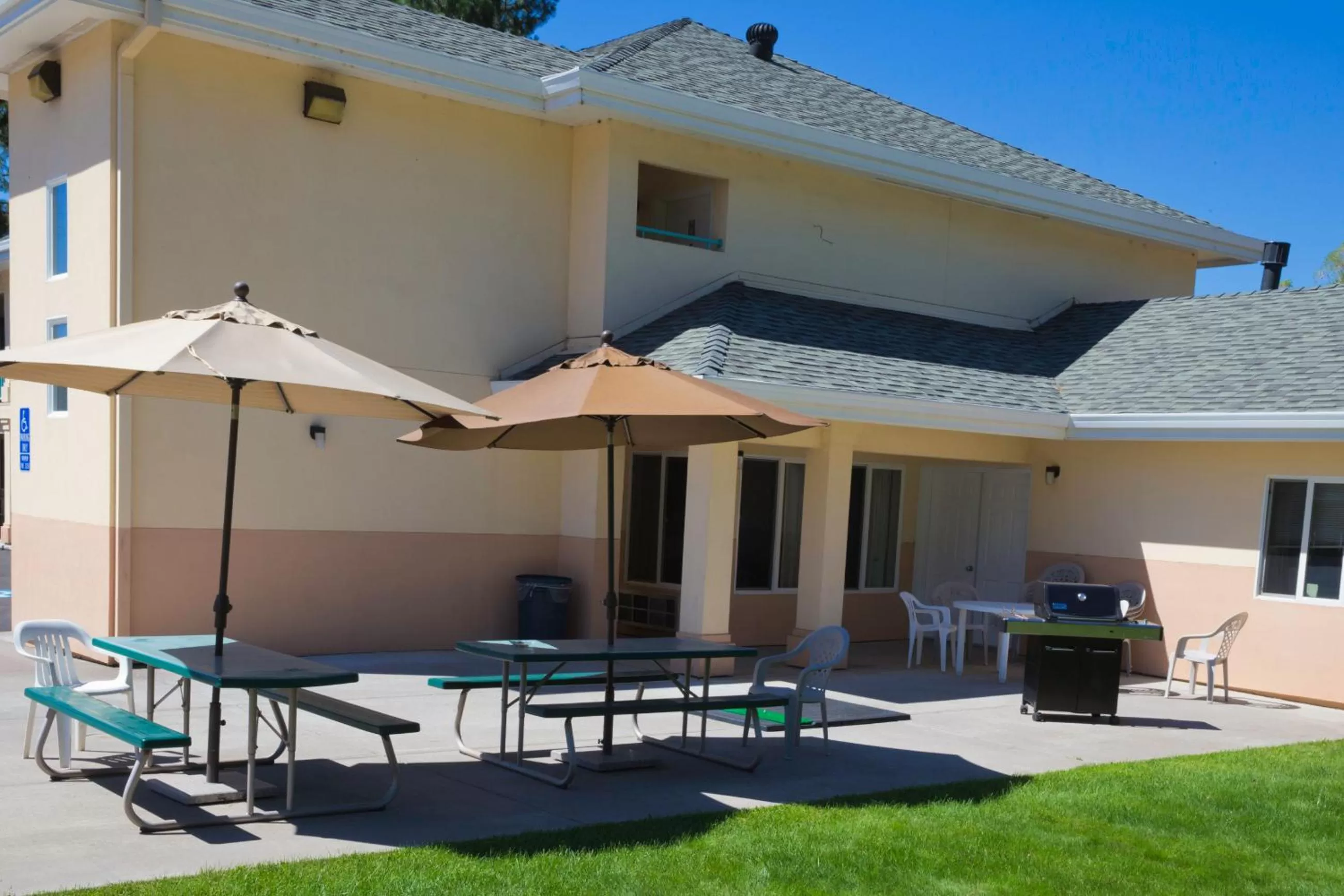 Patio in Shasta Pines Motel & Suites