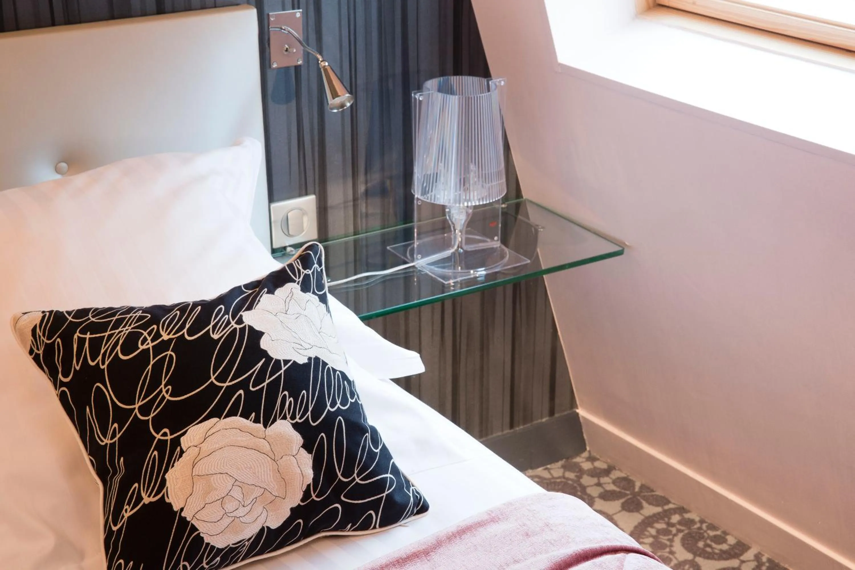 Decorative detail, Bed in Hotel Best Western Anjou Lafayette