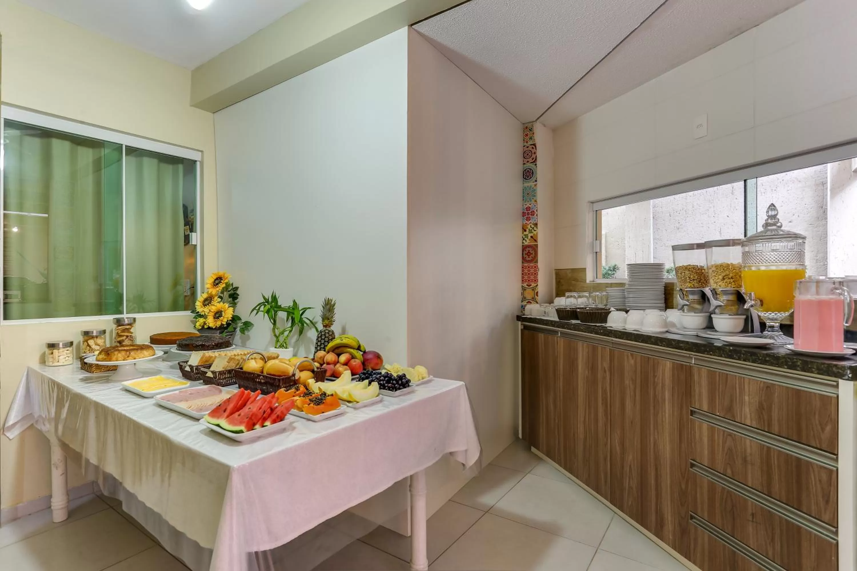 Buffet breakfast in Pousada Tissiano