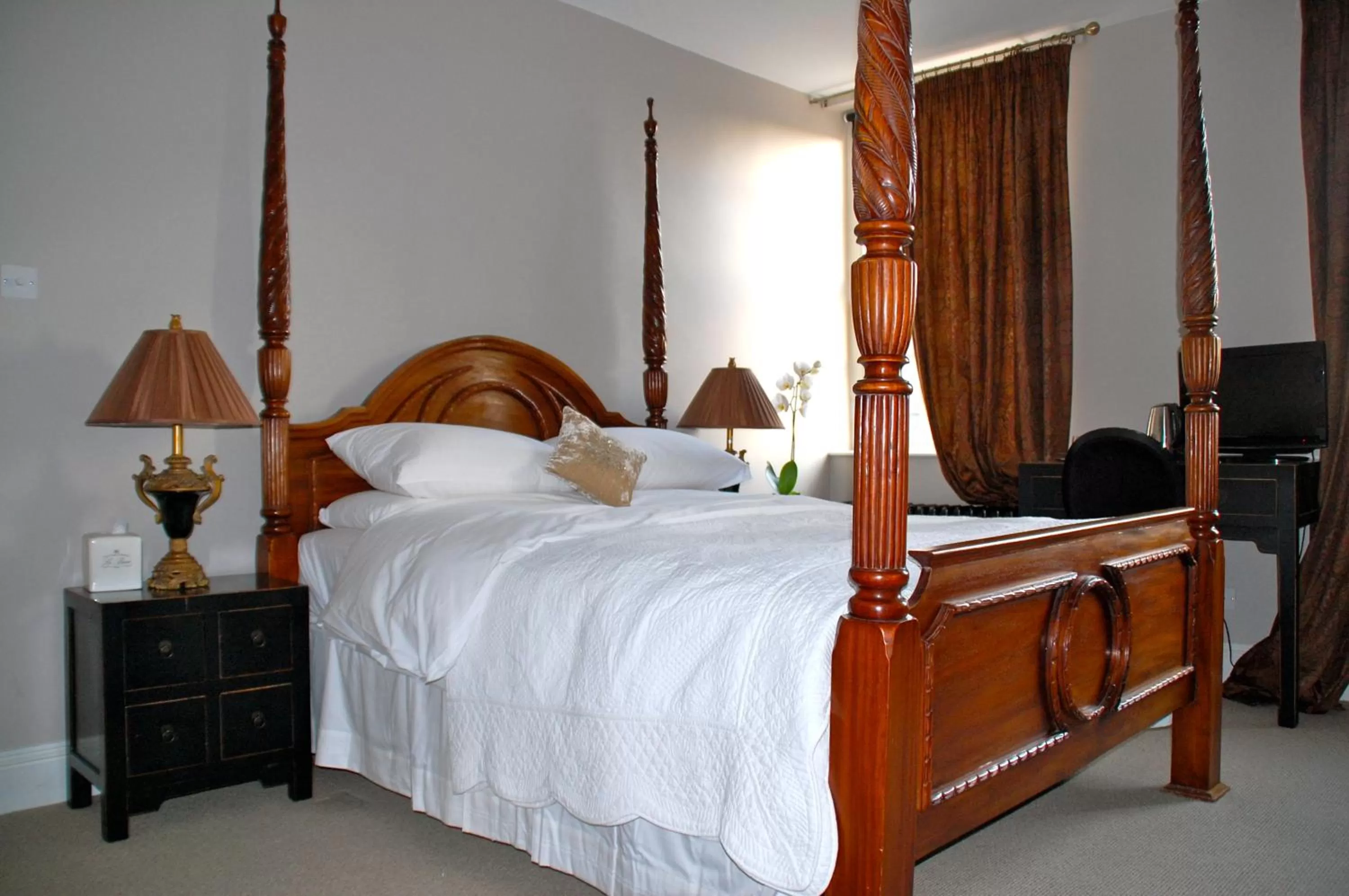 Photo of the whole room, Bed in The Bridge House