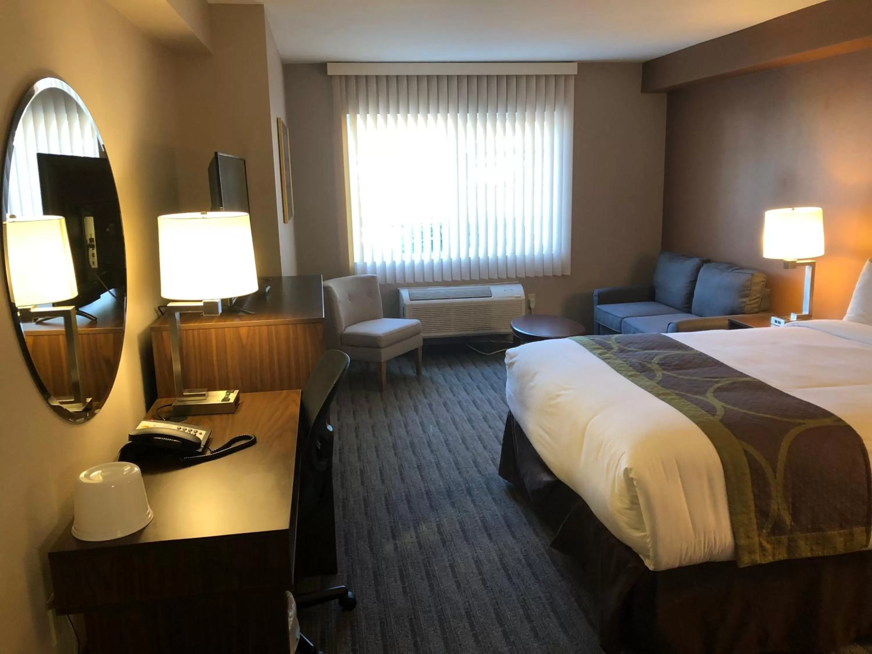 Bedroom, Bed in Super 8 by Wyndham Lynnwood