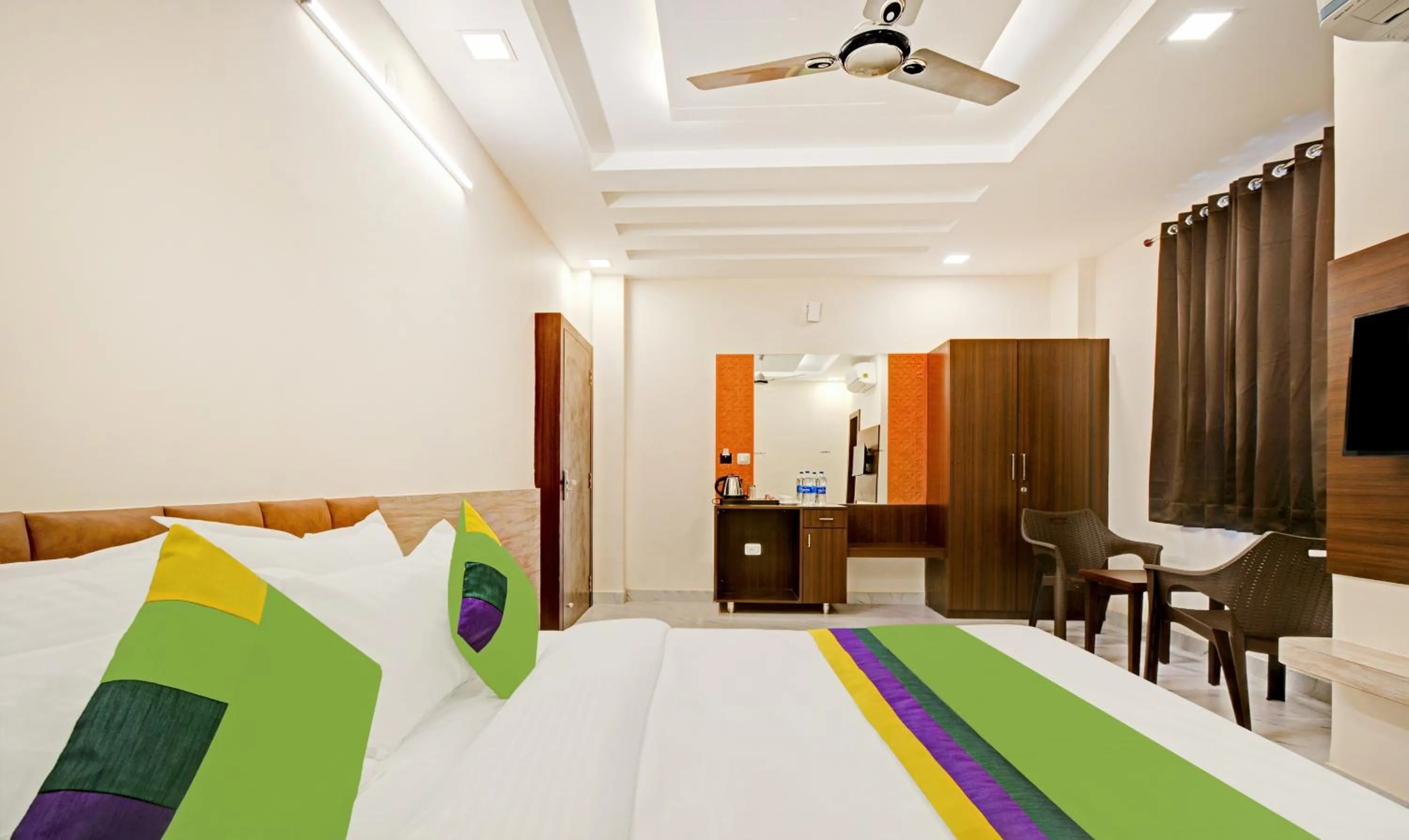 Bedroom, Bed in Treebo Paras Raj Near City Palace