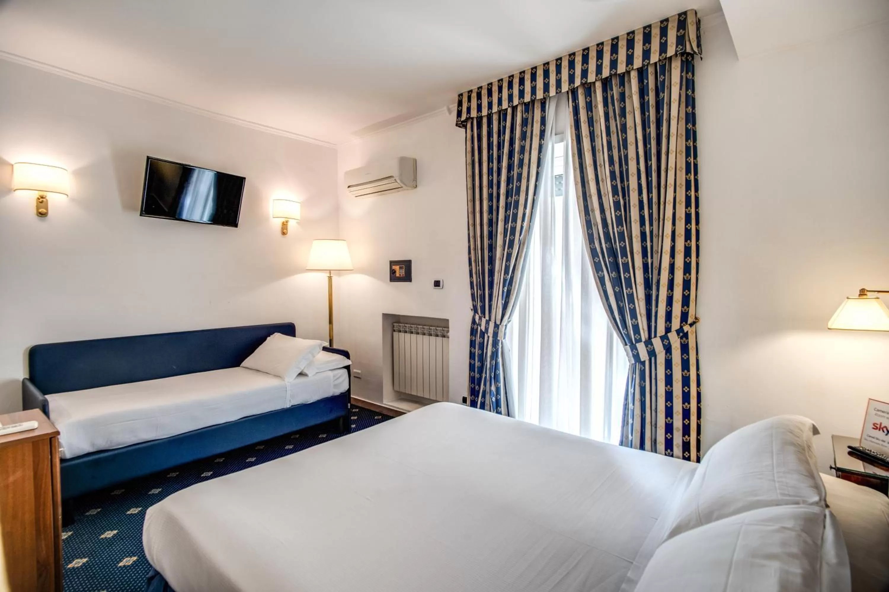 Bed in Hotel Napoleon