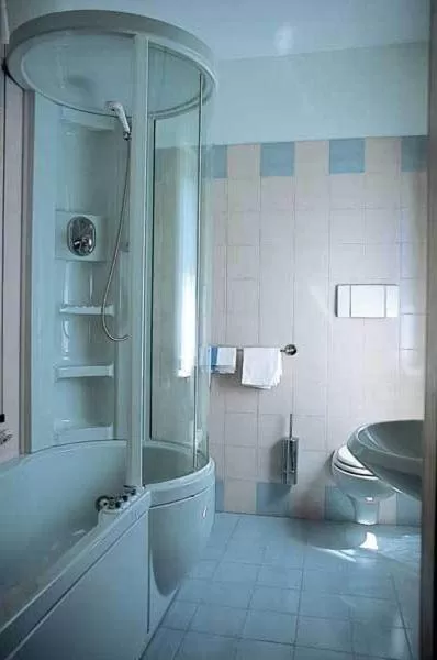 Shower in Hotel Aurora