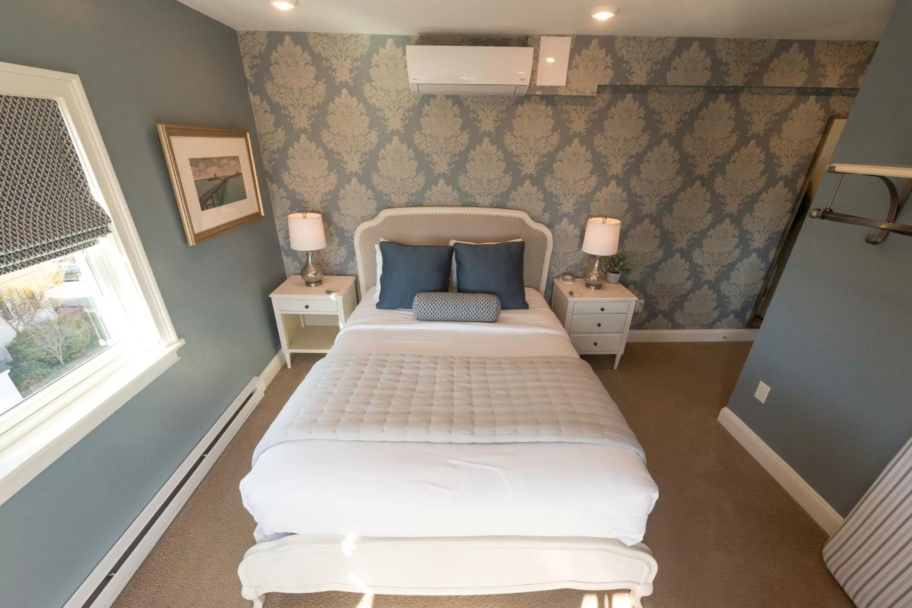 Room 10 - Queen Room with Balcony in Serenity Inn Newport