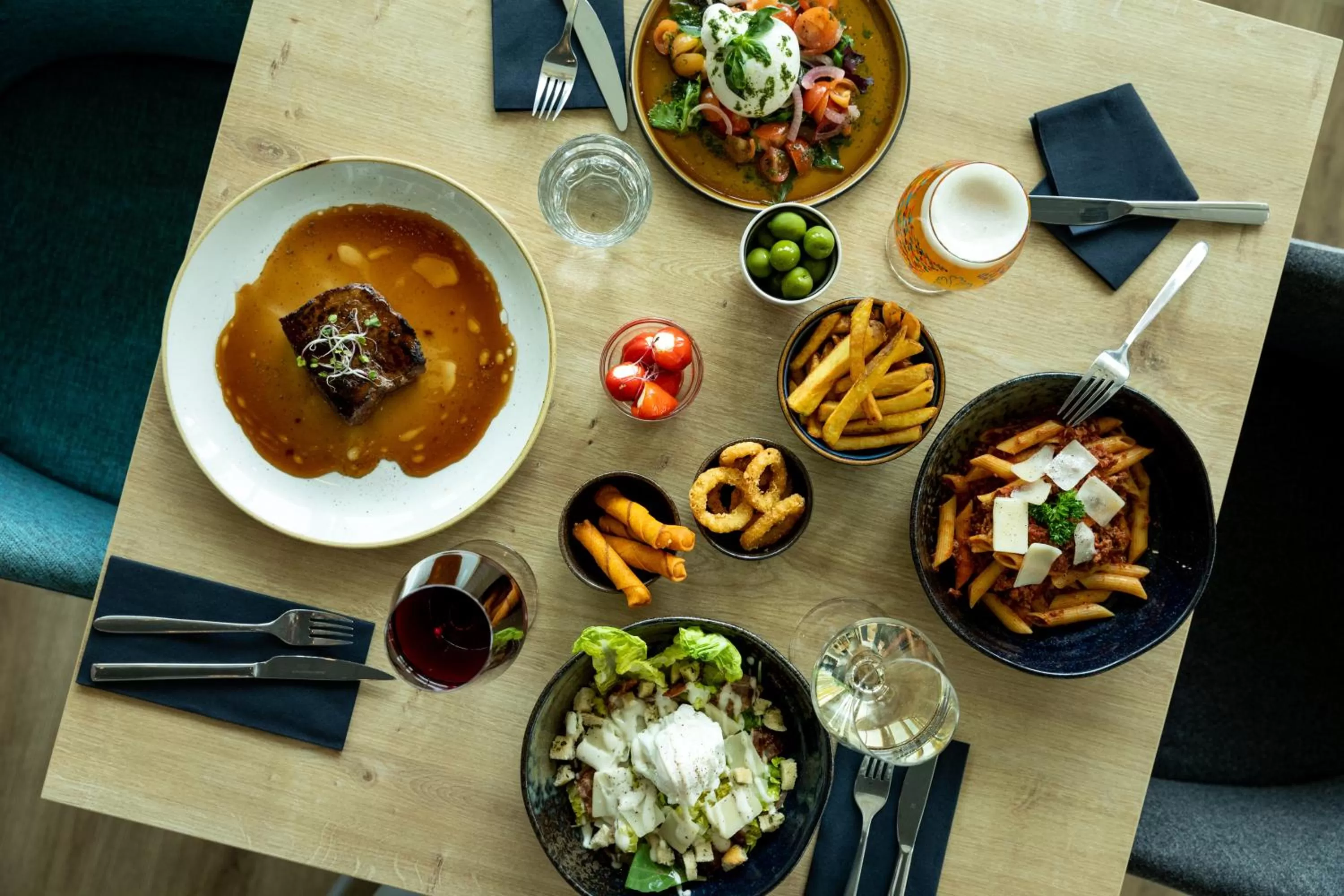 Food and drinks in Holiday Inn Express Amsterdam - North Riverside by IHG