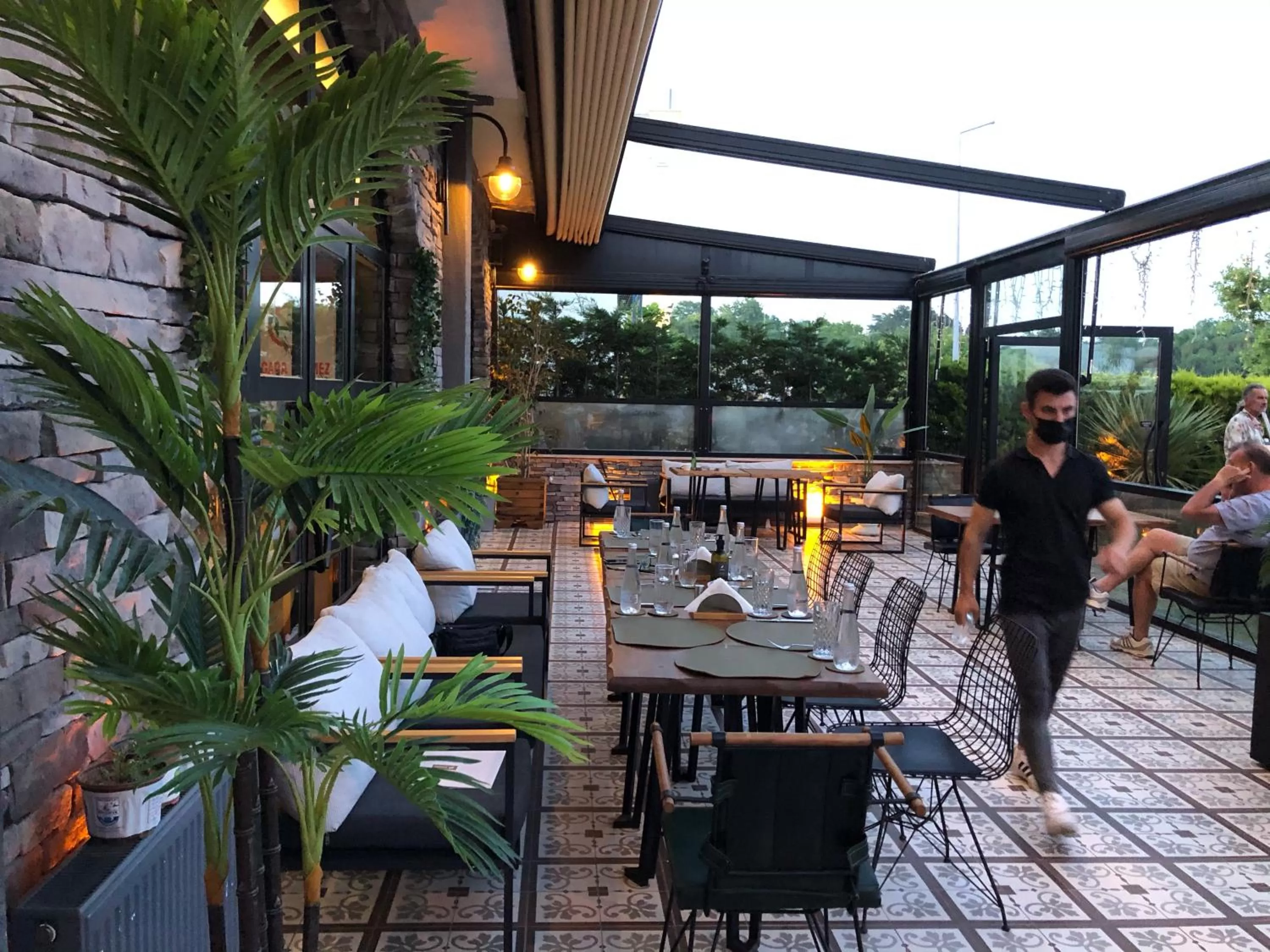 Restaurant/places to eat in 8 Rooms Hotel