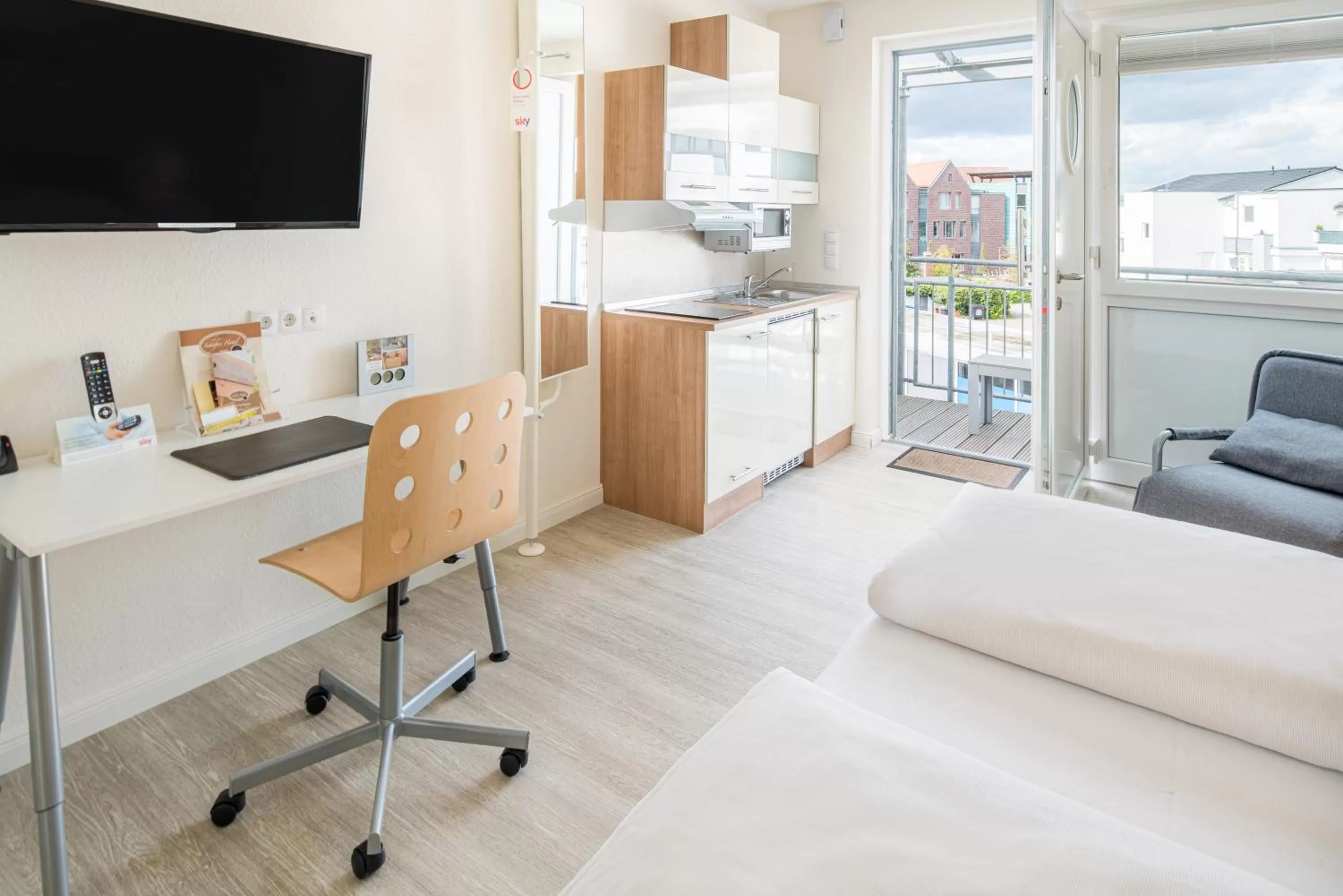 TV and multimedia in Schäfers Hotel, Self-Check-in, Cafe und Bäcker am Hotel