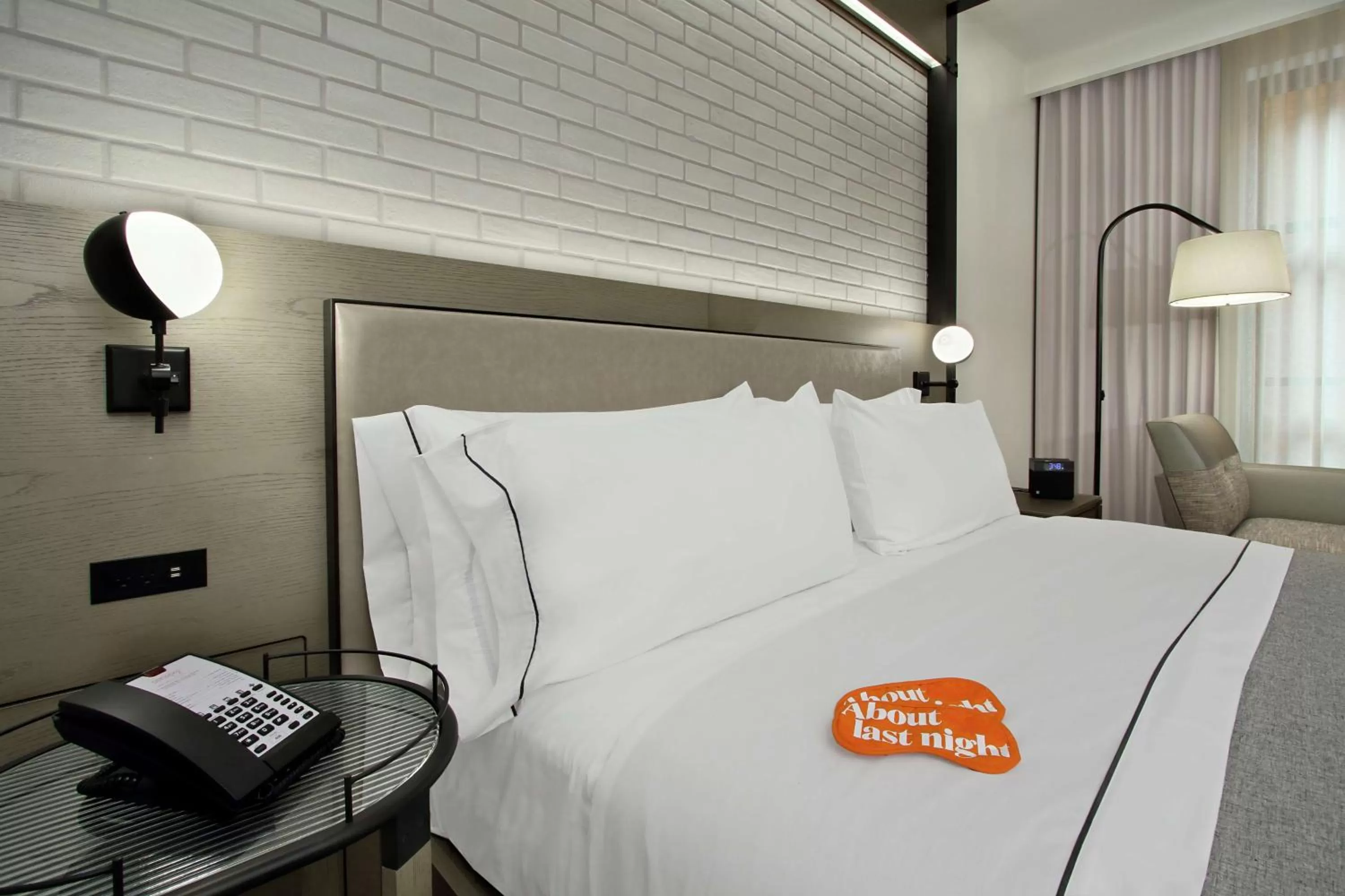 Bed in Canopy By Hilton Columbus Downtown Short North