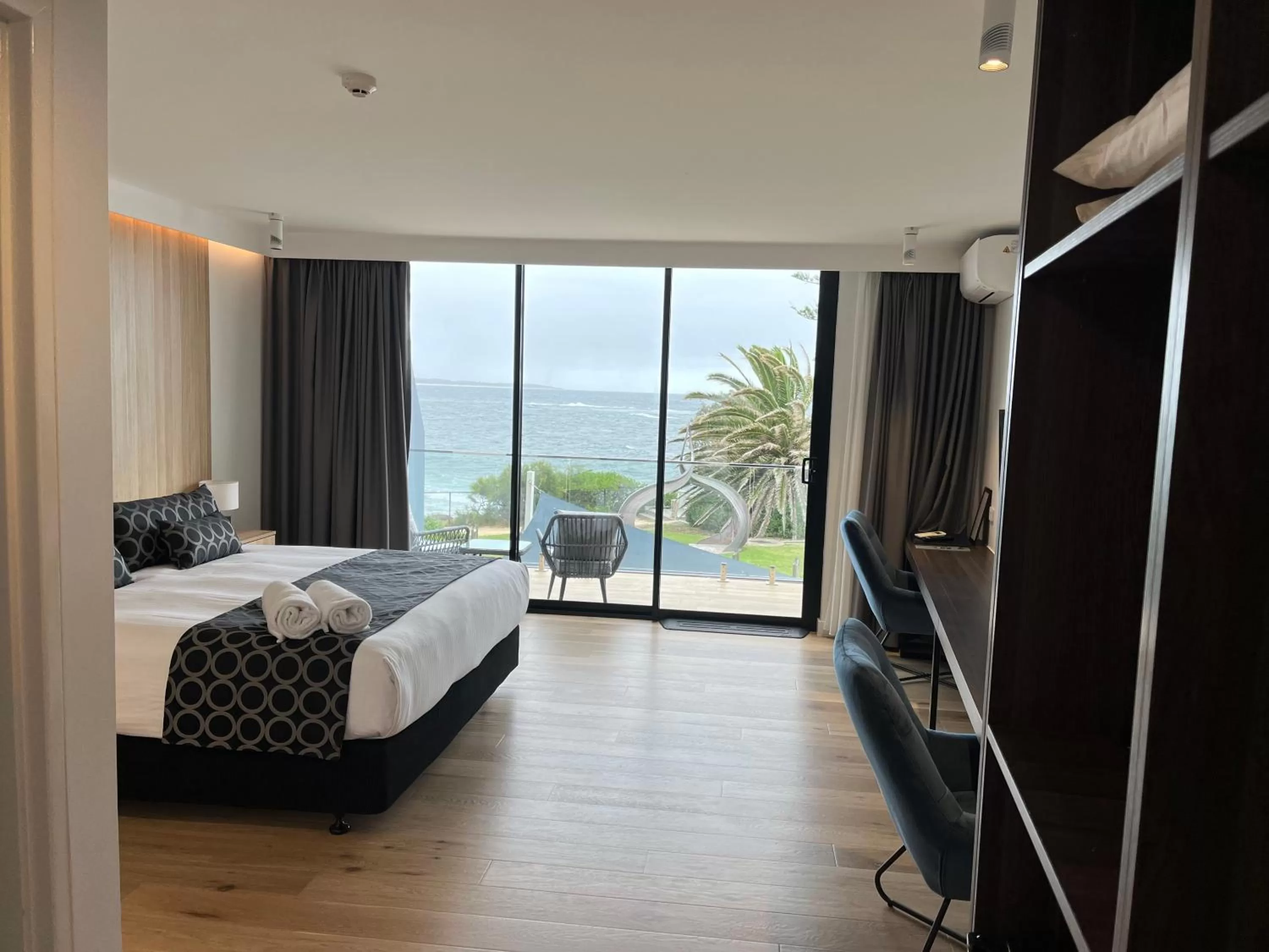 Balcony/Terrace, Bed in Ocean Front Motel