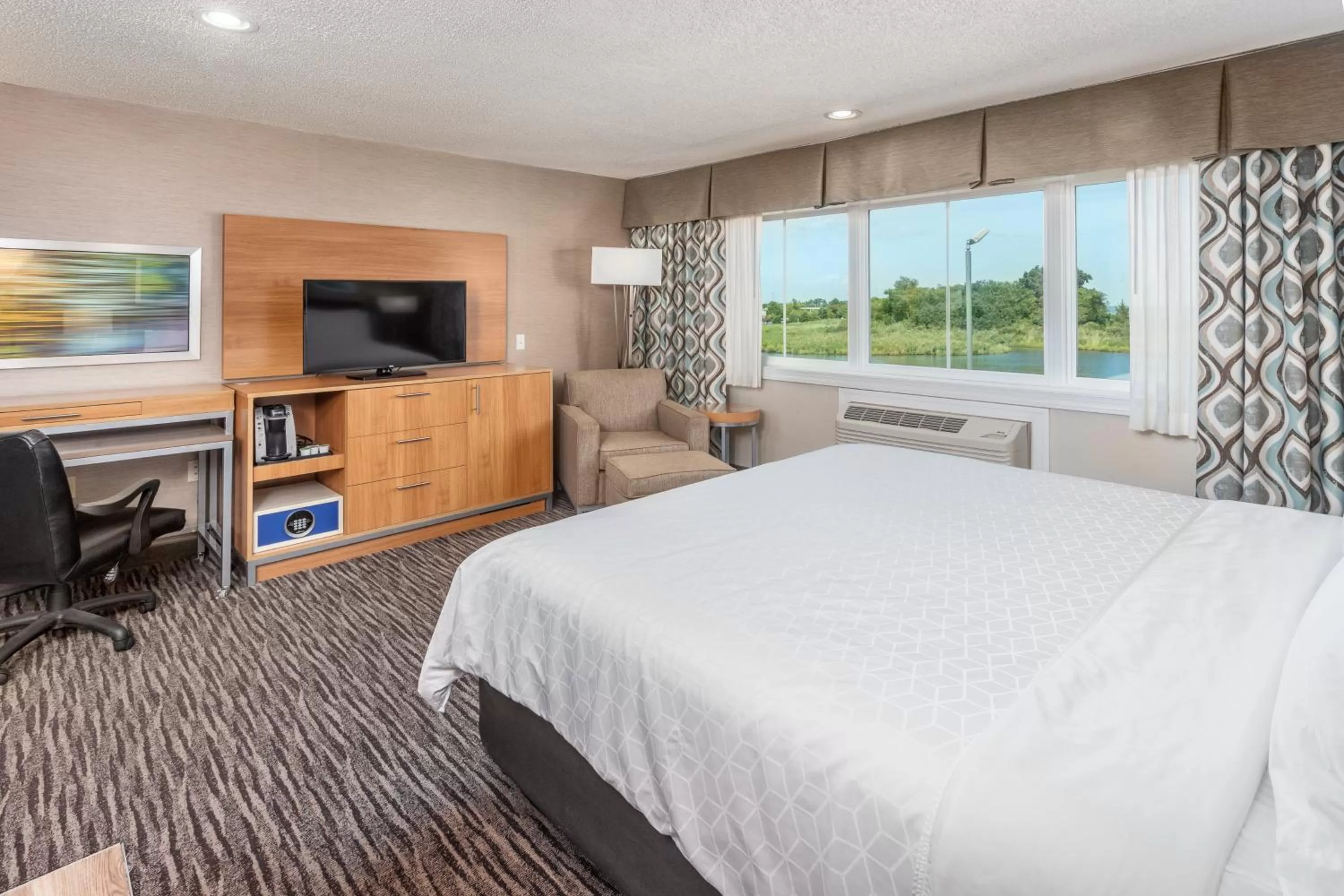 Photo of the whole room, Bed in Holiday Inn Express Annapolis East-Kent Island by IHG
