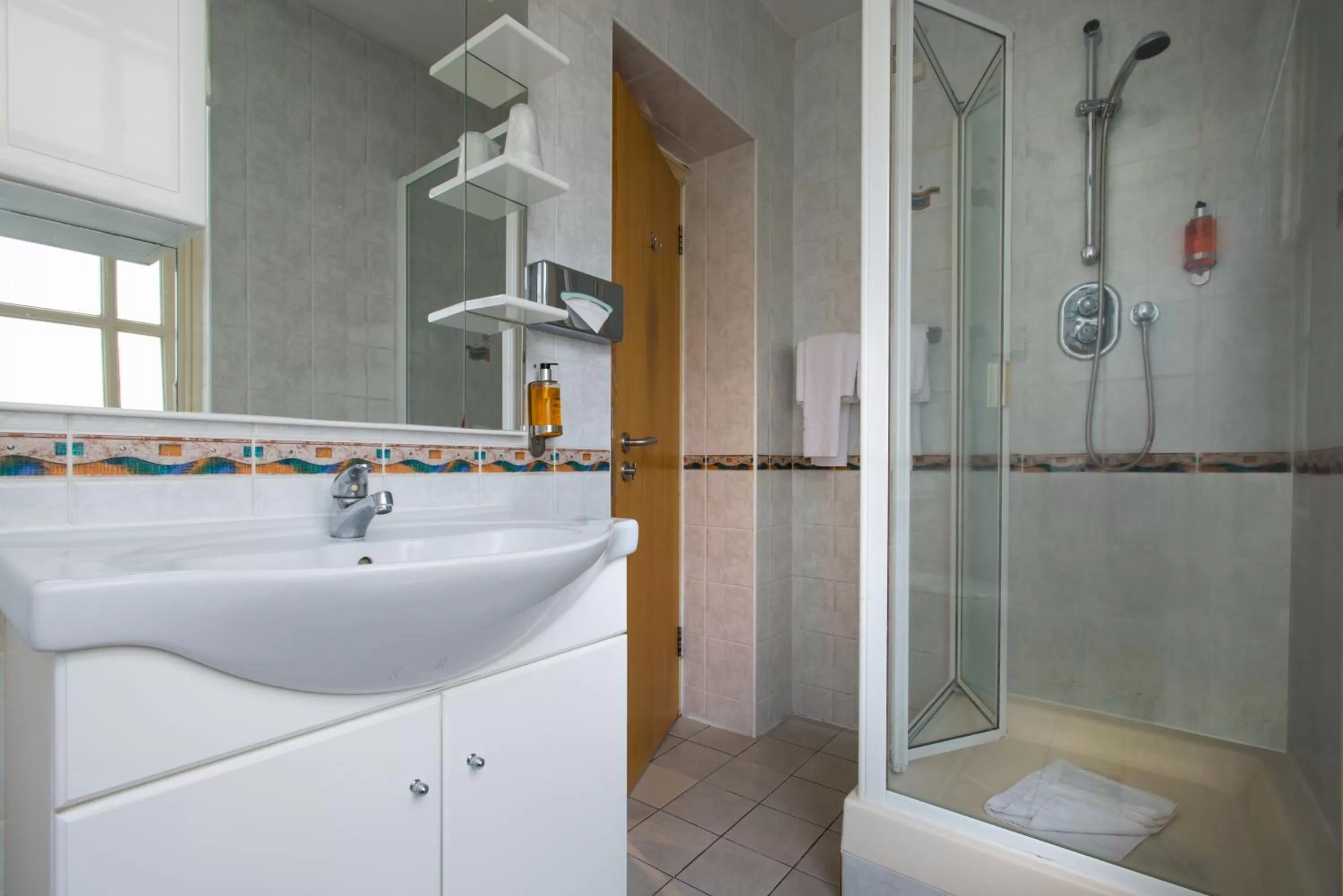 Bathroom in Best Western Buckingham Palace Rd