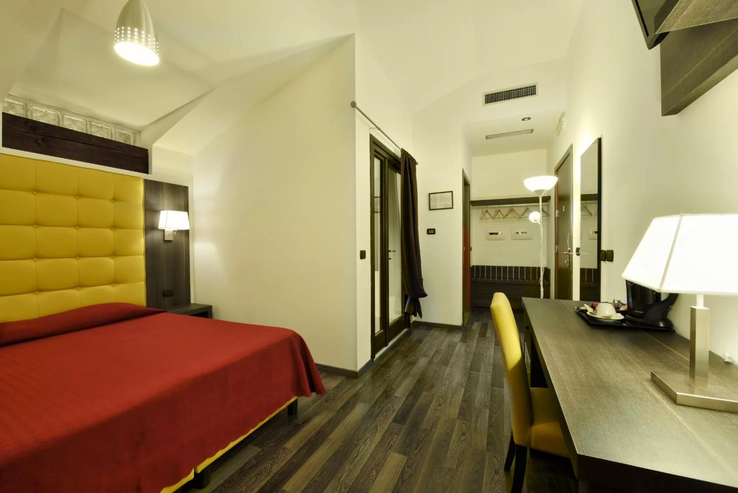 Coffee/tea facilities, Bed in Hotel Villa Glicini