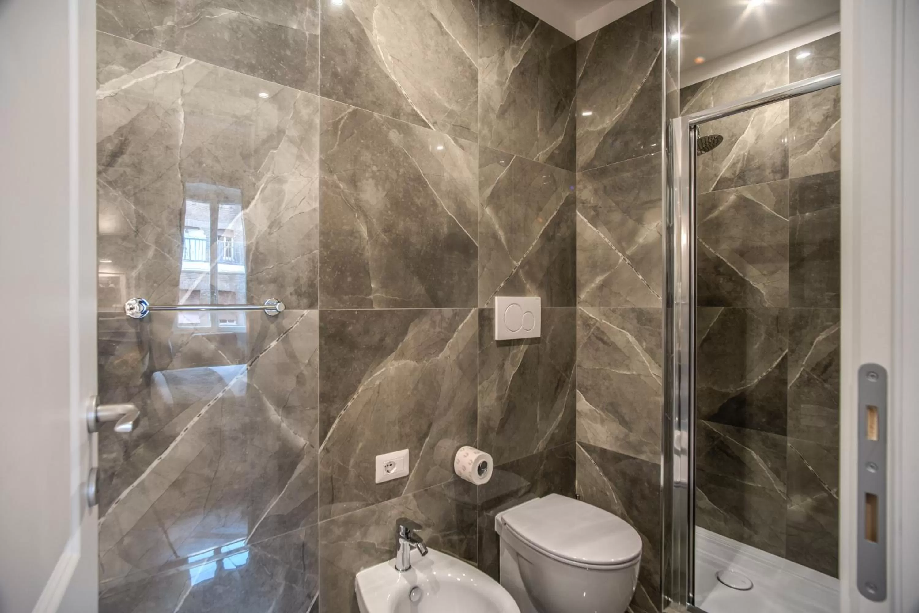 Shower in Tree Charme Parliament Boutique Hotel