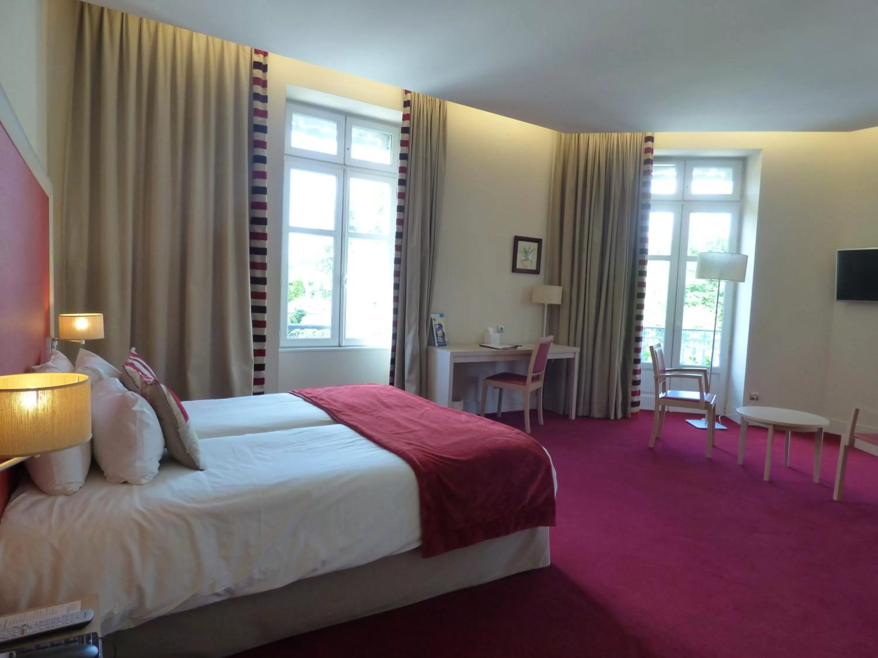 Seating area, Bed in Hôtel du Parc