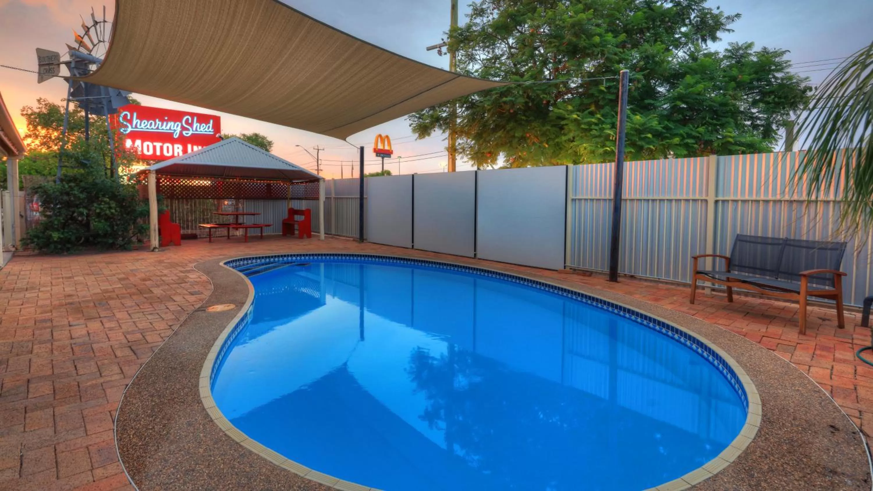 Swimming pool in Shearing Shed Motor Inn