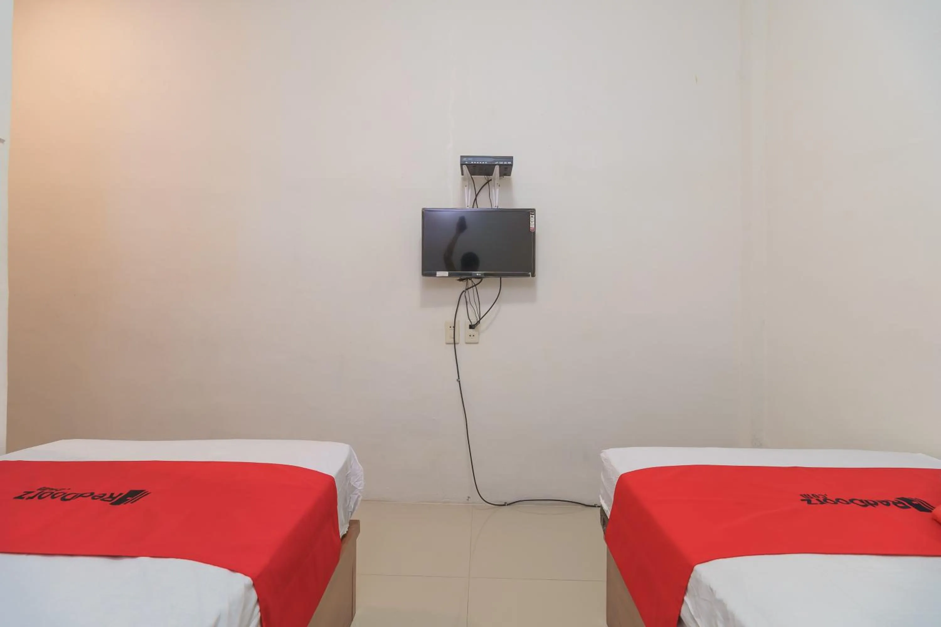 Bedroom, Bed in RedDoorz Syariah @ Panglima Nyak Makam Aceh