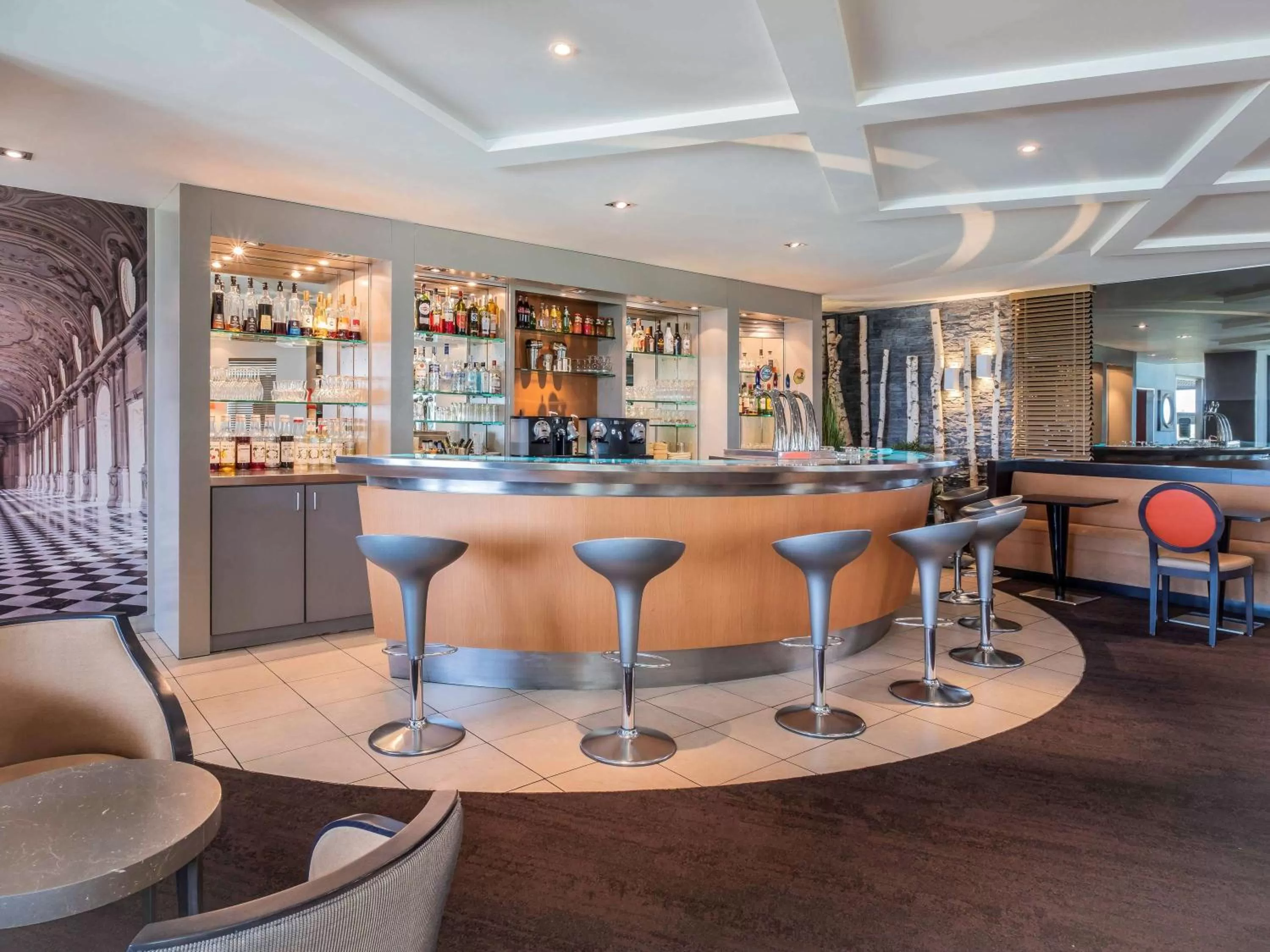 Lounge or bar in Novotel Amboise