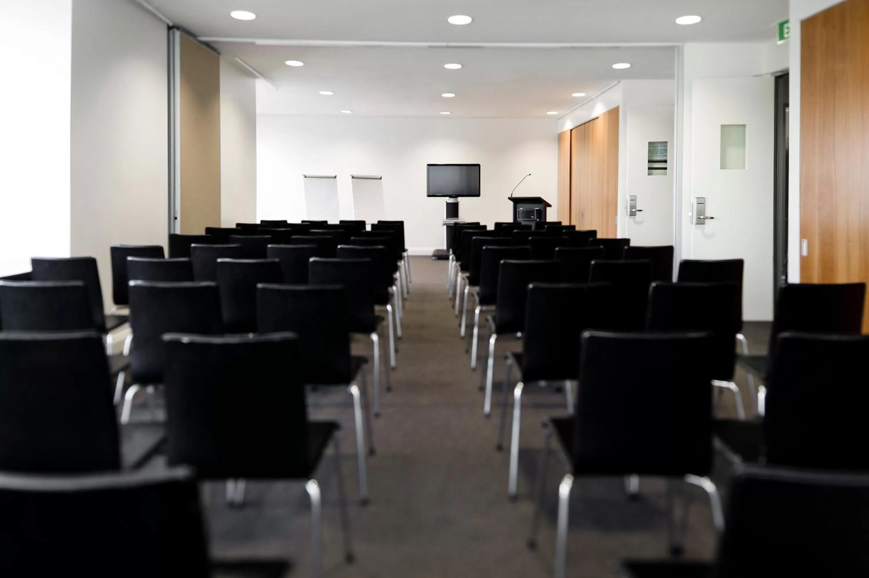 Business facilities in Majestic Roof Garden Hotel