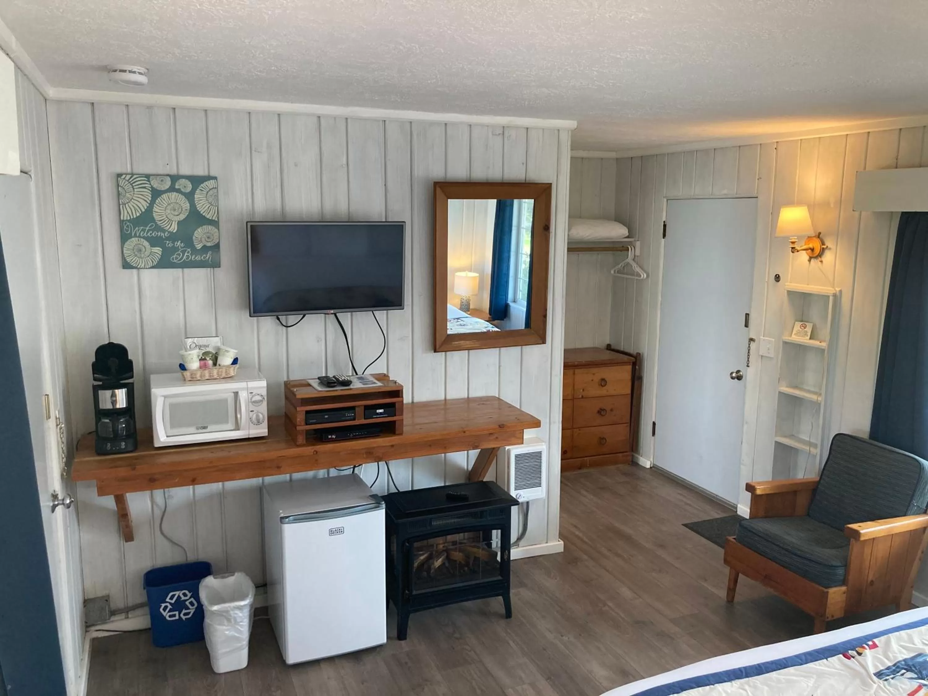 TV and multimedia in Tillicum Beach Motel - Formerly Deane's Oceanfront Lodge