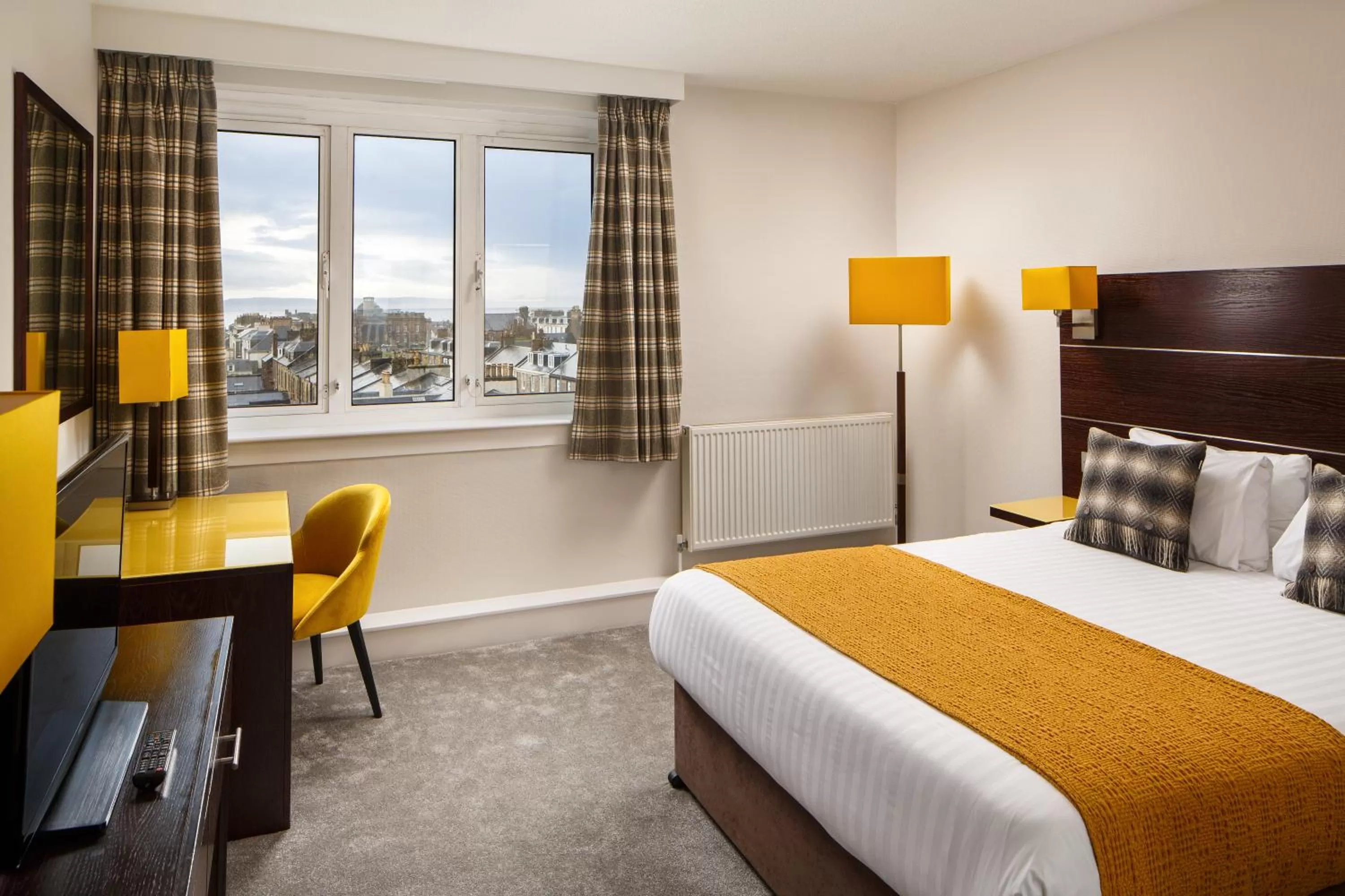 Photo of the whole room, Bed in Mercure Ayr Hotel