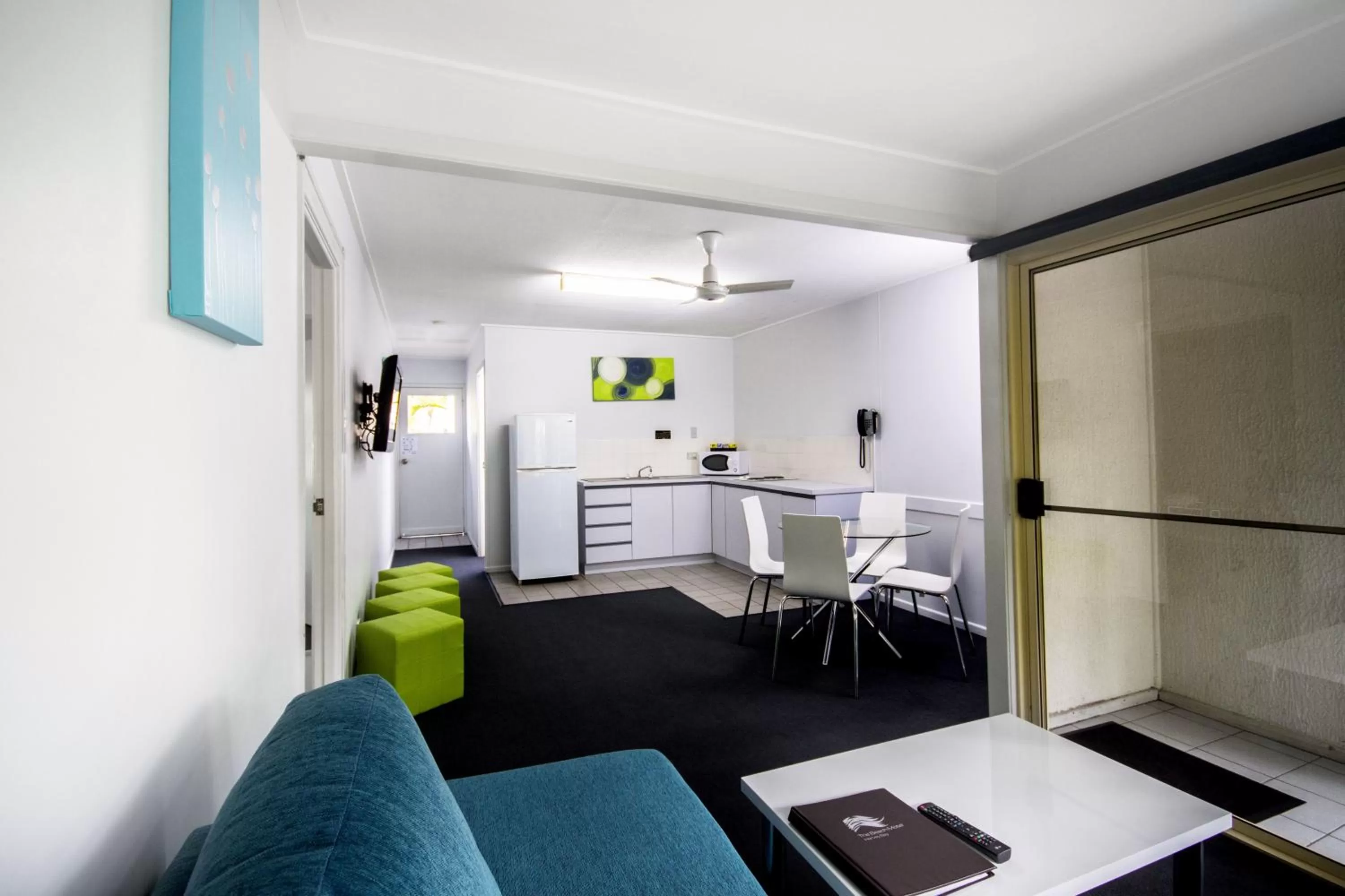 Kitchen or kitchenette, Bed in The Beach Motel Hervey Bay