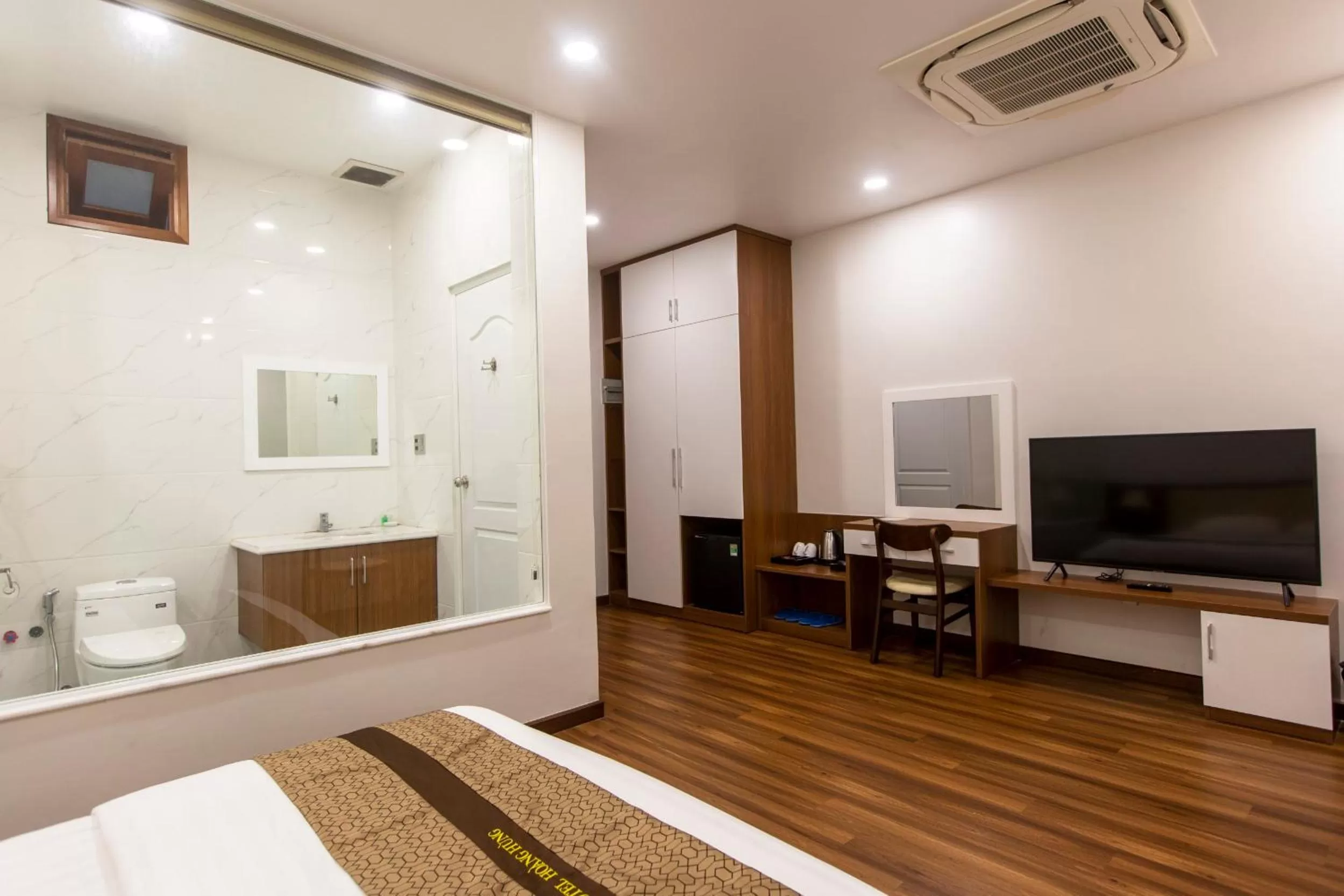 TV and multimedia, Bed in Hoang Hung Hotel