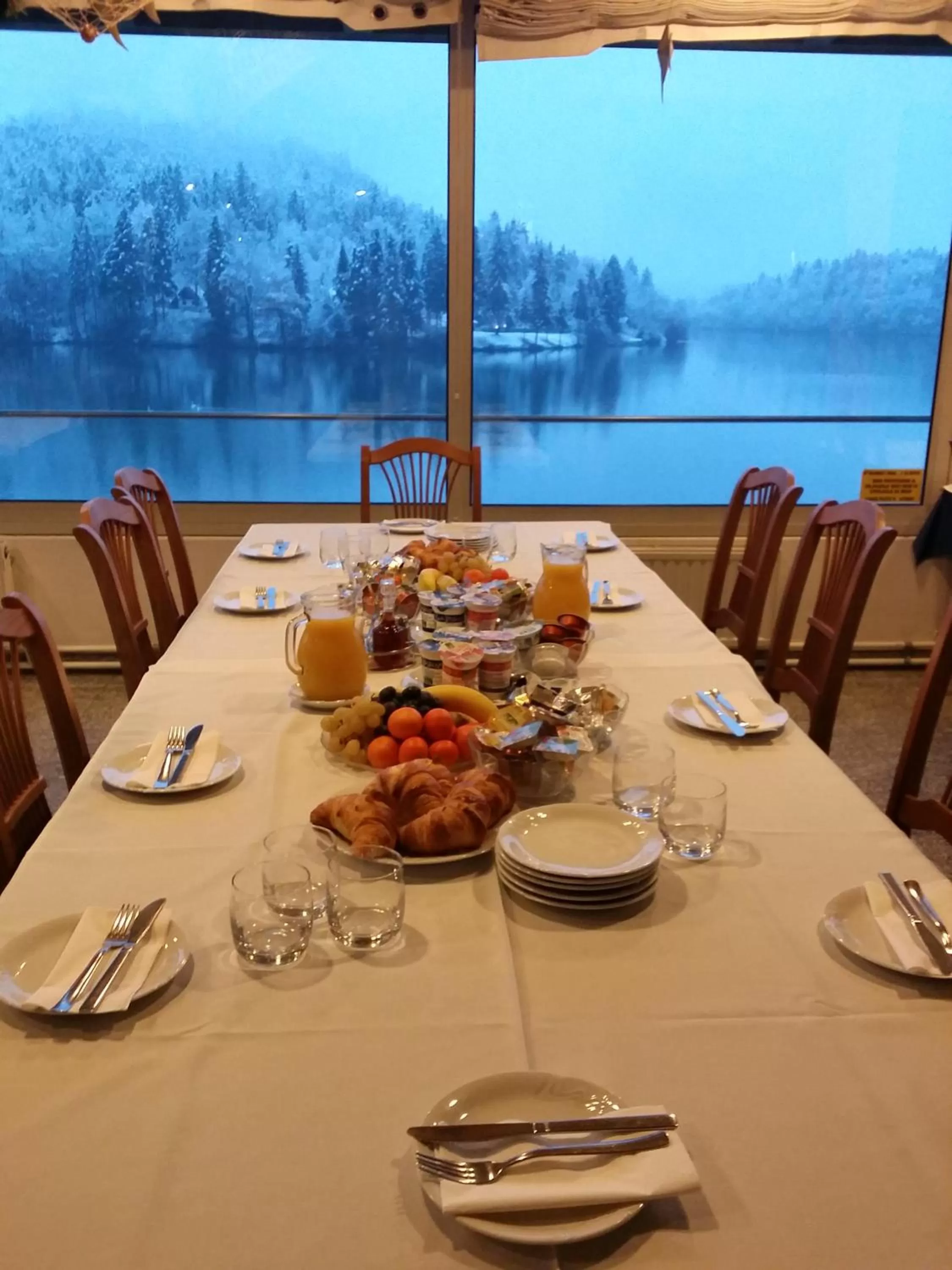 Breakfast, Restaurant/Places to Eat in Gostisce Jezero