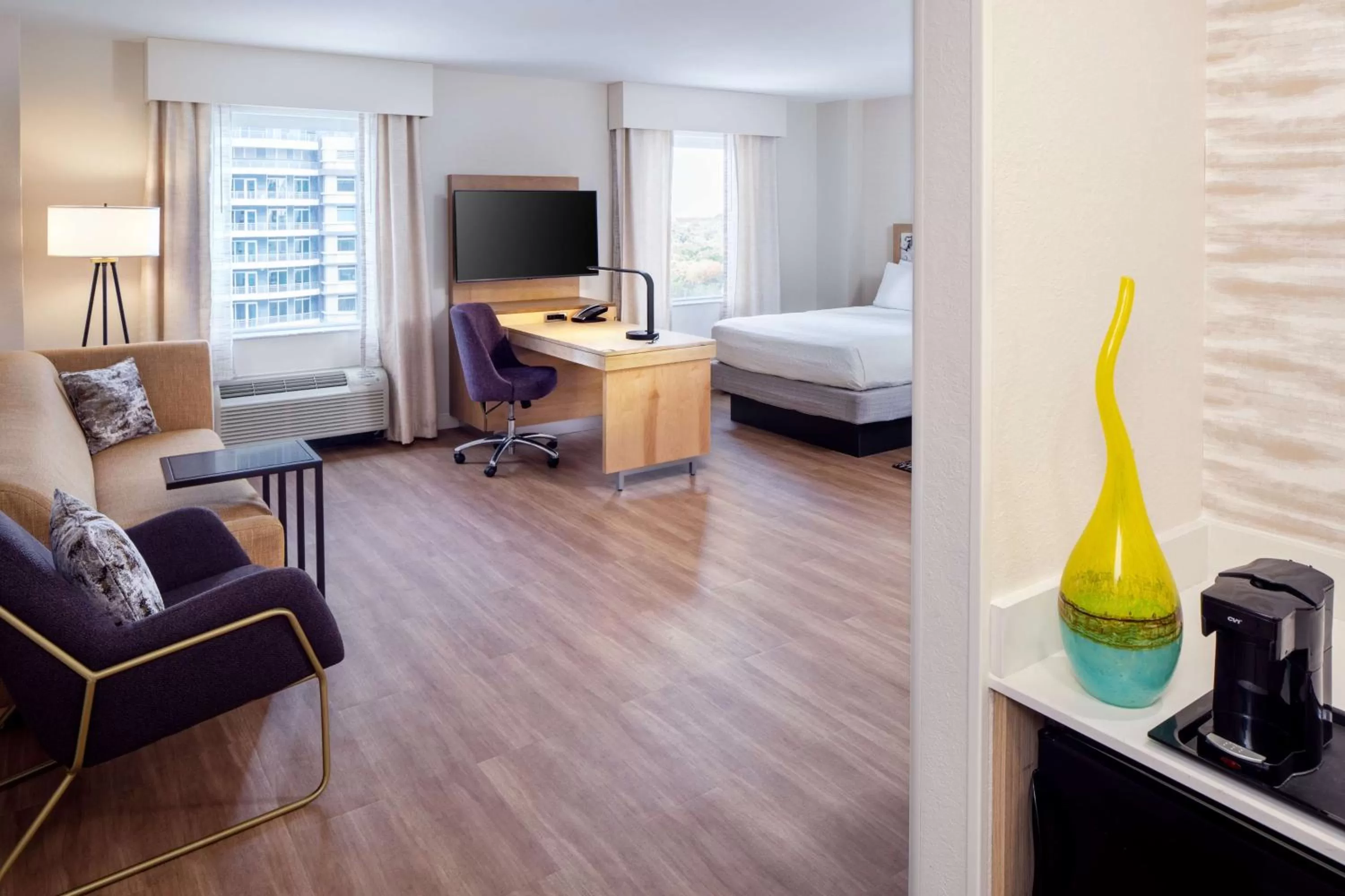 Living room, Bed in Hampton Inn & Suites by Hilton Miami Downtown/Brickell