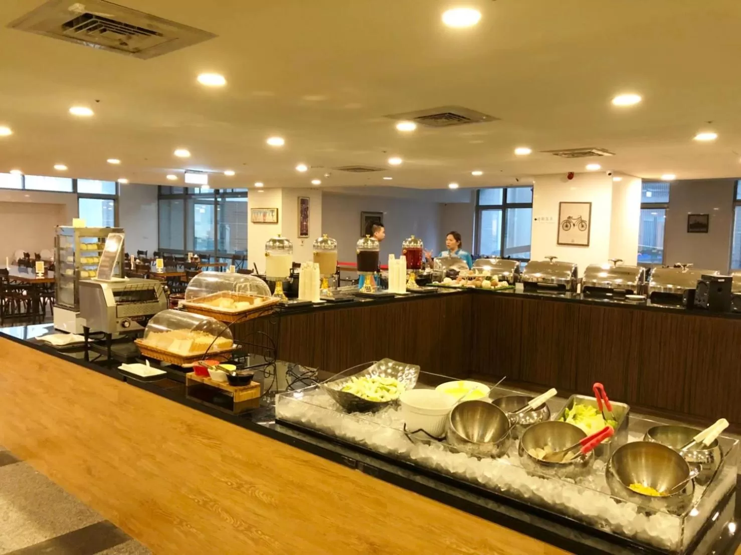 Restaurant/places to eat in Skyone Hotel