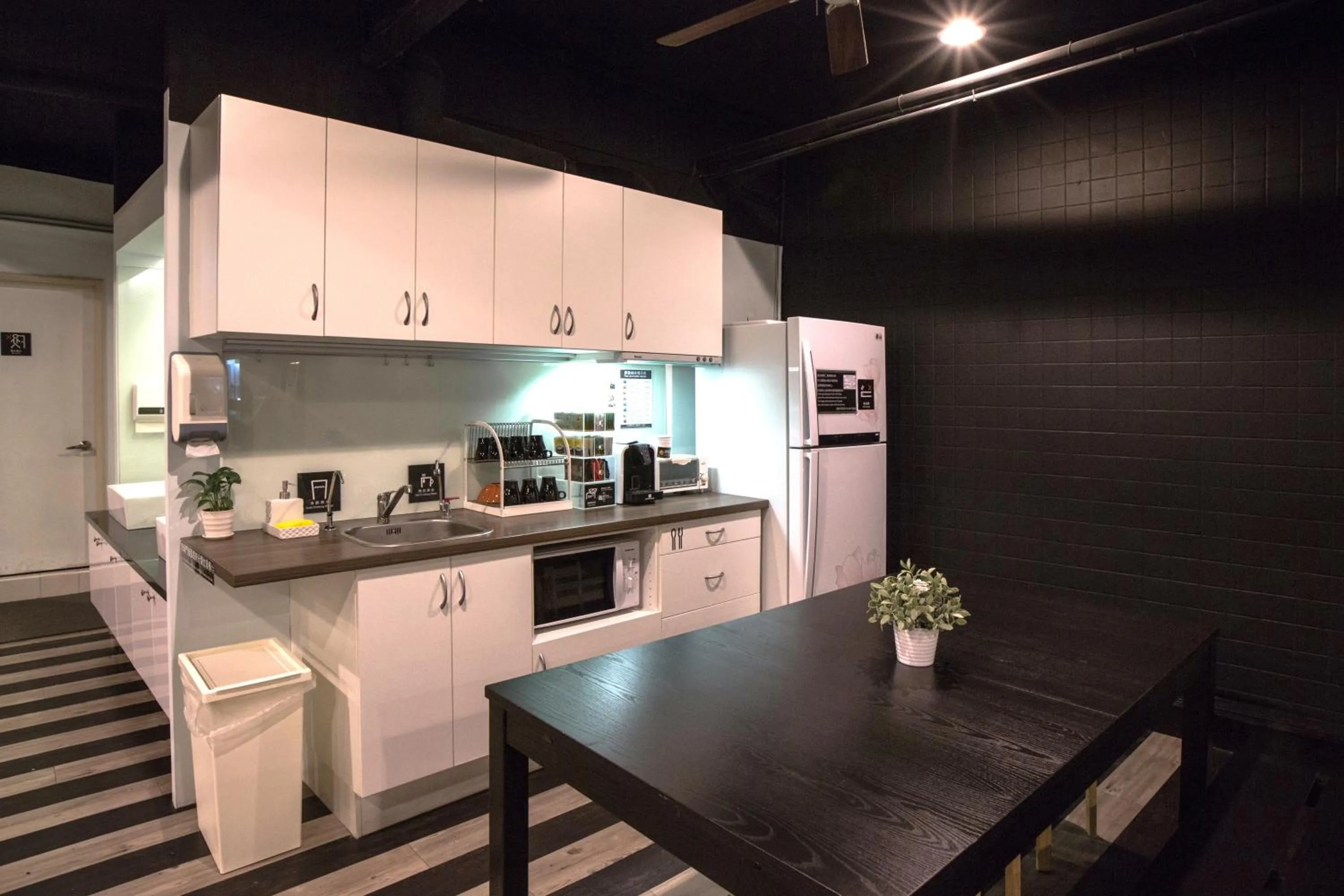 Kitchen or kitchenette in Fun Inn Taipei Hostel